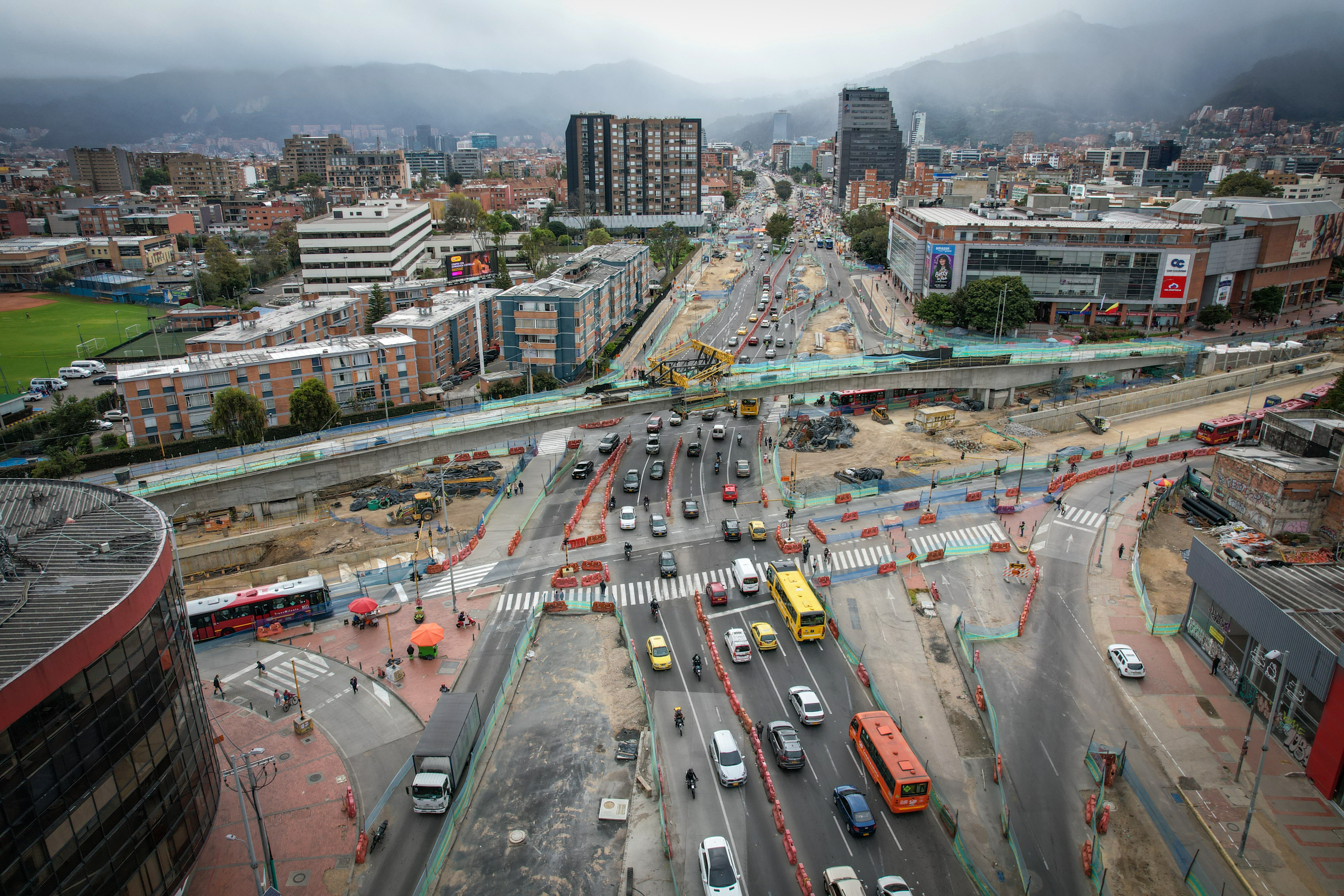 Puente calle 100 con suba Lo recibió la administración del alcalde Carlos Fernando Galán en el 58% El avance actual del puente es del 86%. La semana pasada se recopiló la unión de la pasarela del puente, que es el piso del mismo. Es un puente con dos carriles exclusivos para TransMilenio. Tiene un solo sentido: sur-norte. La fecha proyectada para la entrega es diciembre de 2024. La longitud del puente es de 349 metros. Bogotá 31 de julio del 2024 FOTO MAURICIO MORENO CEET EL TIEMPO @mauriciomorenofoto