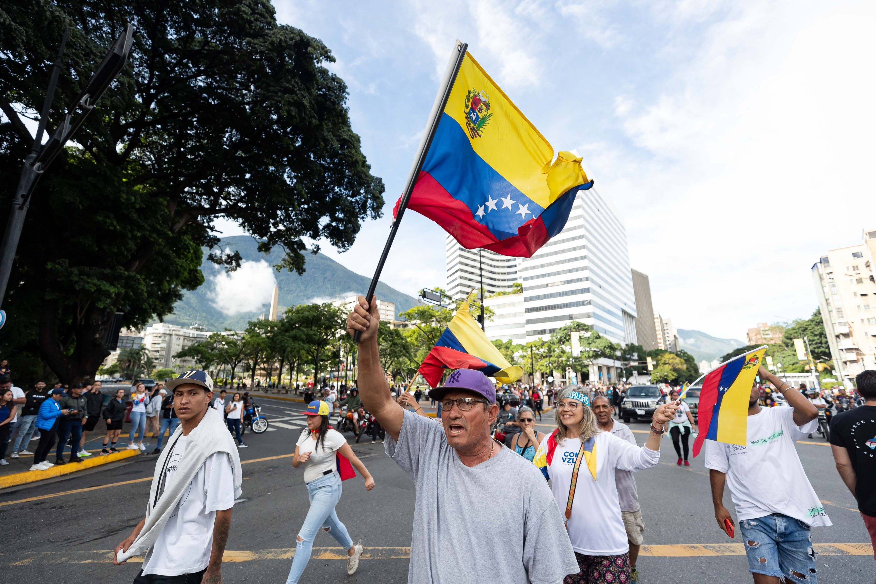 Fotografía de este lunes de personas durante una protesta por los resultados de las elecciones presidenciales en Caracas (Venezuela).  es en los comicios que dieron la victoria a Nicolás Maduro y otros han sido obligados por Caracas a cerrar sus Embajadas en el país caribeño y retirar su personal. EFE/ Ronald Peña