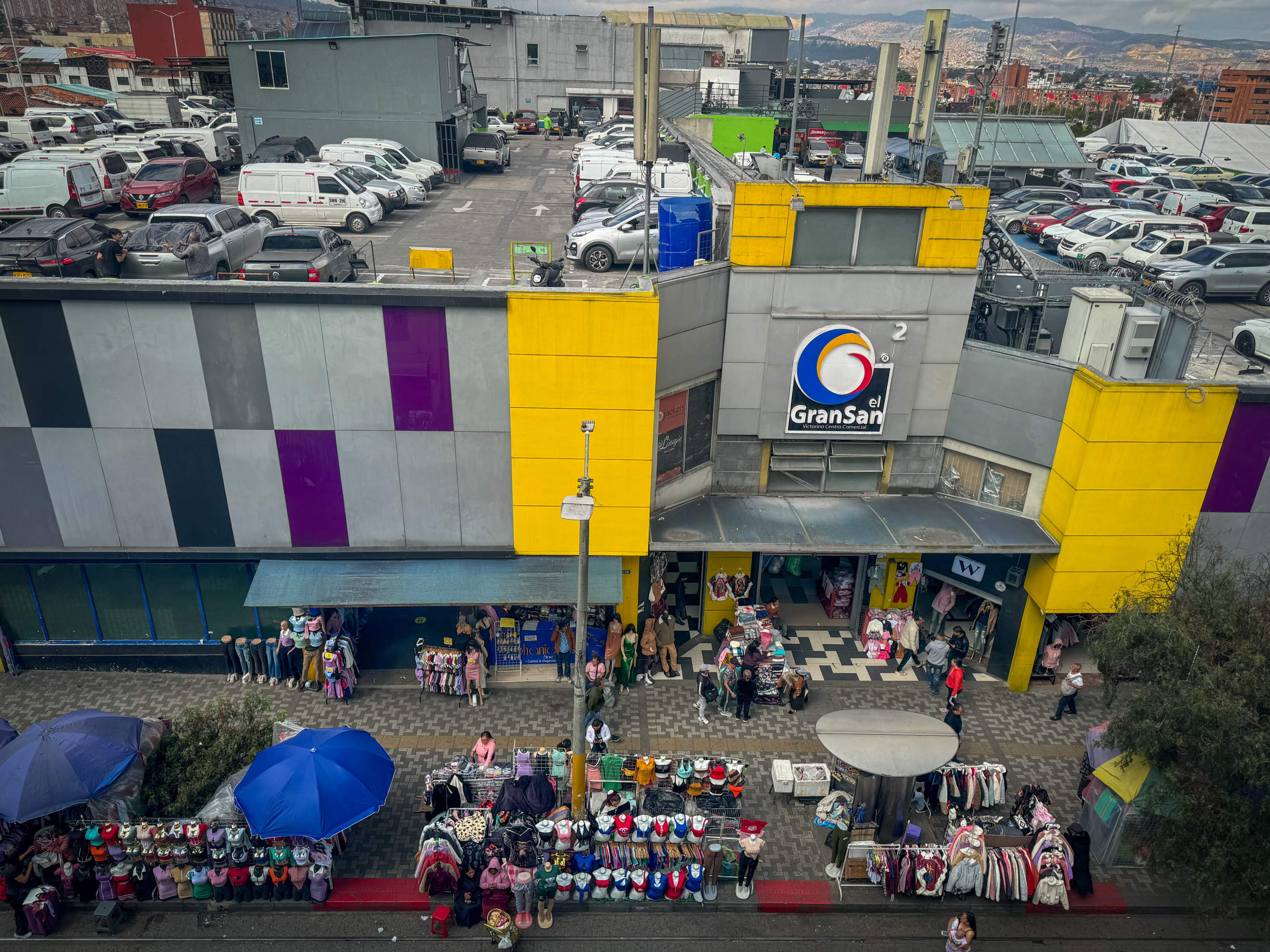 Comerciantes de san Victorino lanzan campaña para prevenir los robos en el comercio, con más de 40 cámara de vigilancia que son monitoreadas las 24 horas buscan combatir la delincuencia. Muchas de ellas están conectadas con el C4 y en articulación con la policía vigilan el sector Bogotá 14 de agosto del 2024 Foto MAURICIO MORENO CEET EL TIEMPO @mauriciomorenofoto