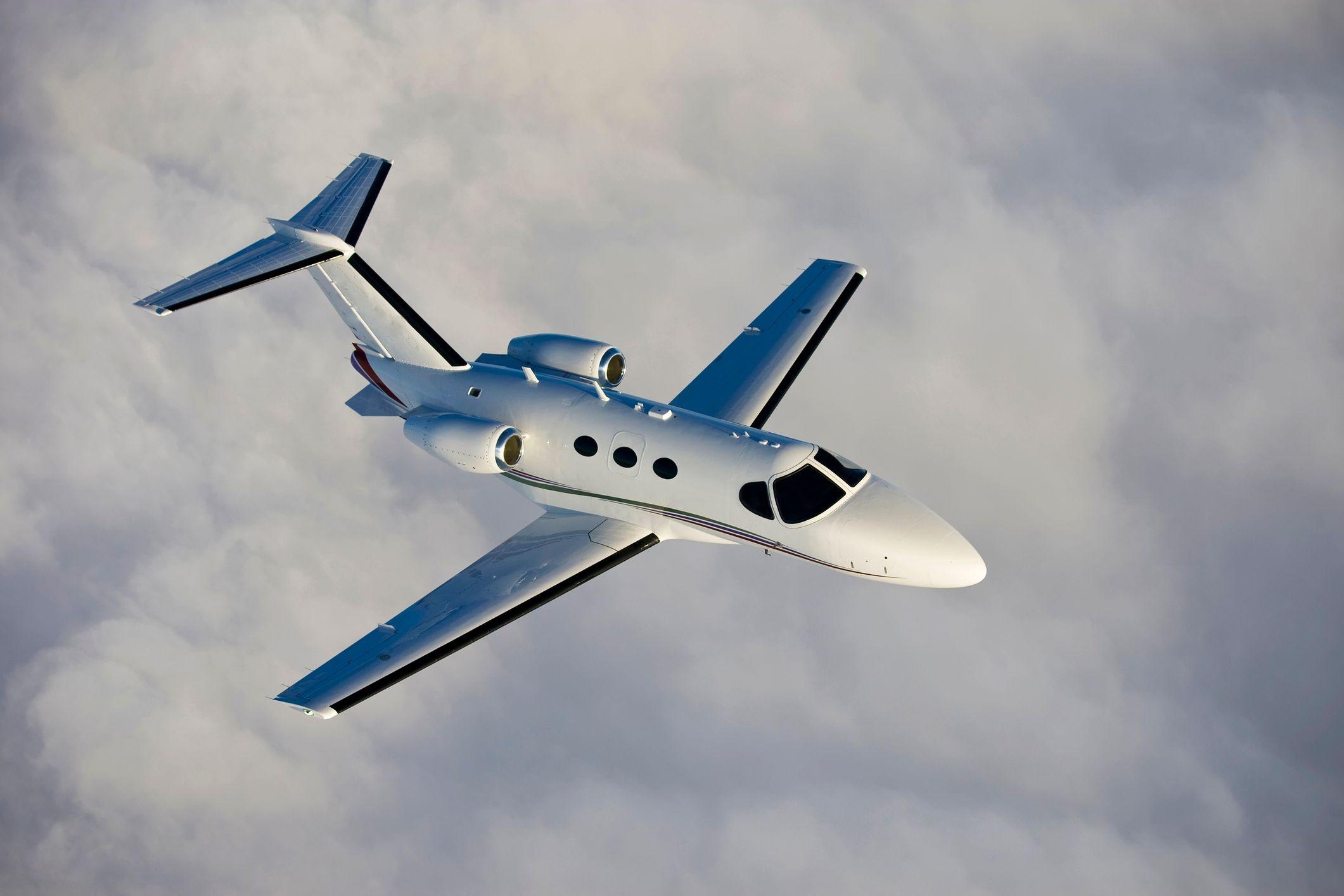 El uso de aviones privados por parte de multimillonarios ha generado un debate por su alto costo ambiental.