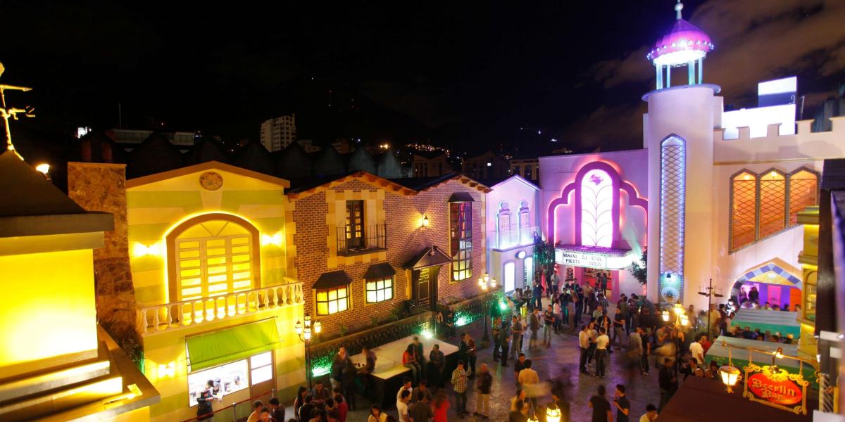 Theatron nació como epicentro de la comunidad LGBTI, aunque permite la entrada para todos los públicos.