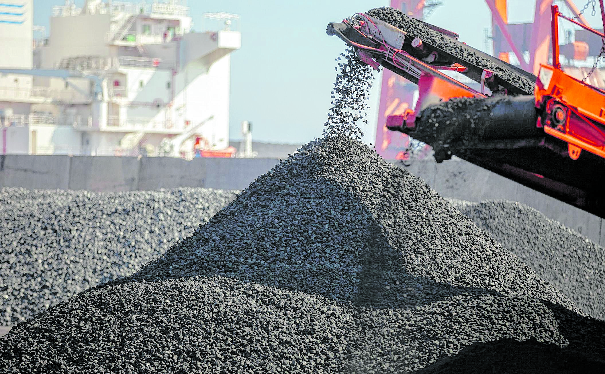 Colombia cumple un papel clave para satisfacer la demanda global de carbón de alta calidad. Produce y exporta más de 60 millones de toneladas a Europa y de Asia.