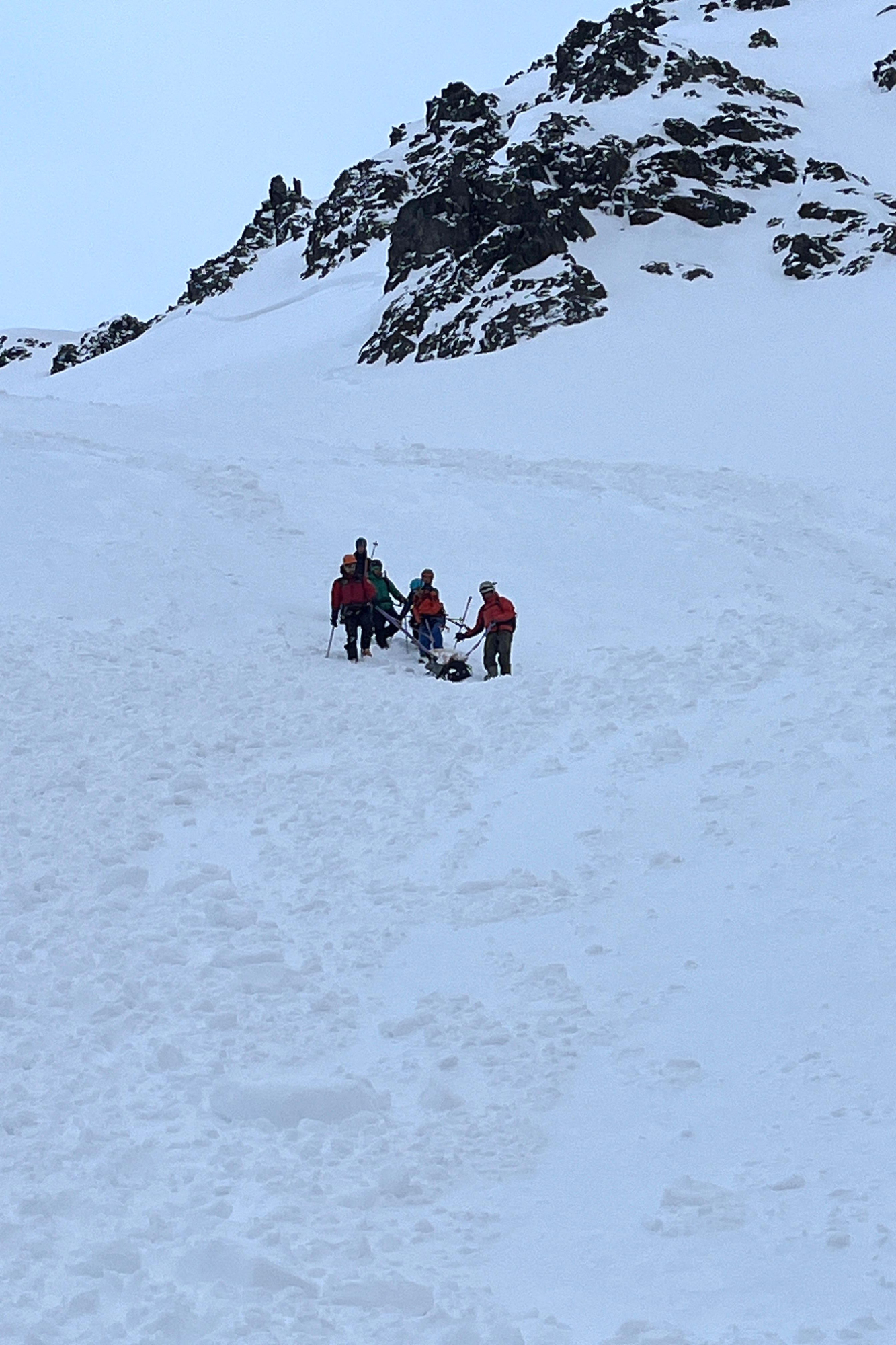 Un hombre pasó toda la noche enterrado bajo la nieve tras una avalancha ...