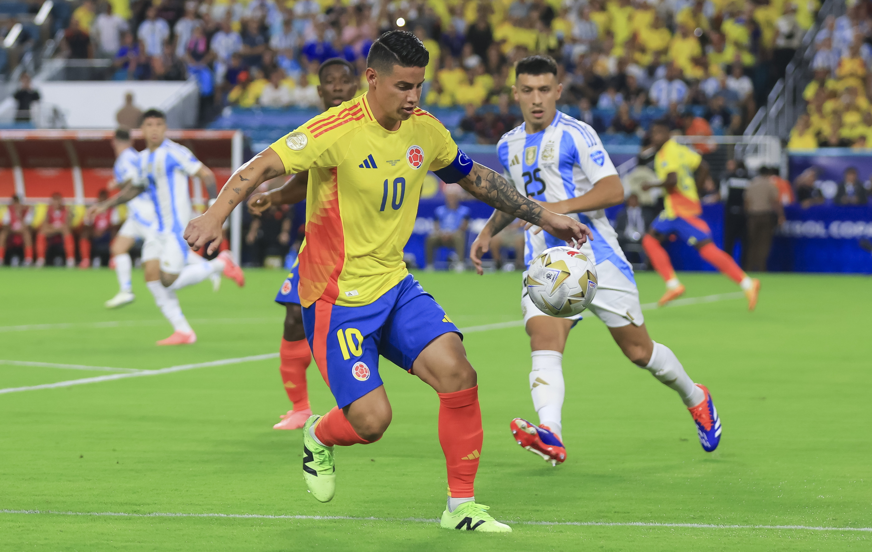Colombia vs. Argentina. En acción, James Rodríguez (10).