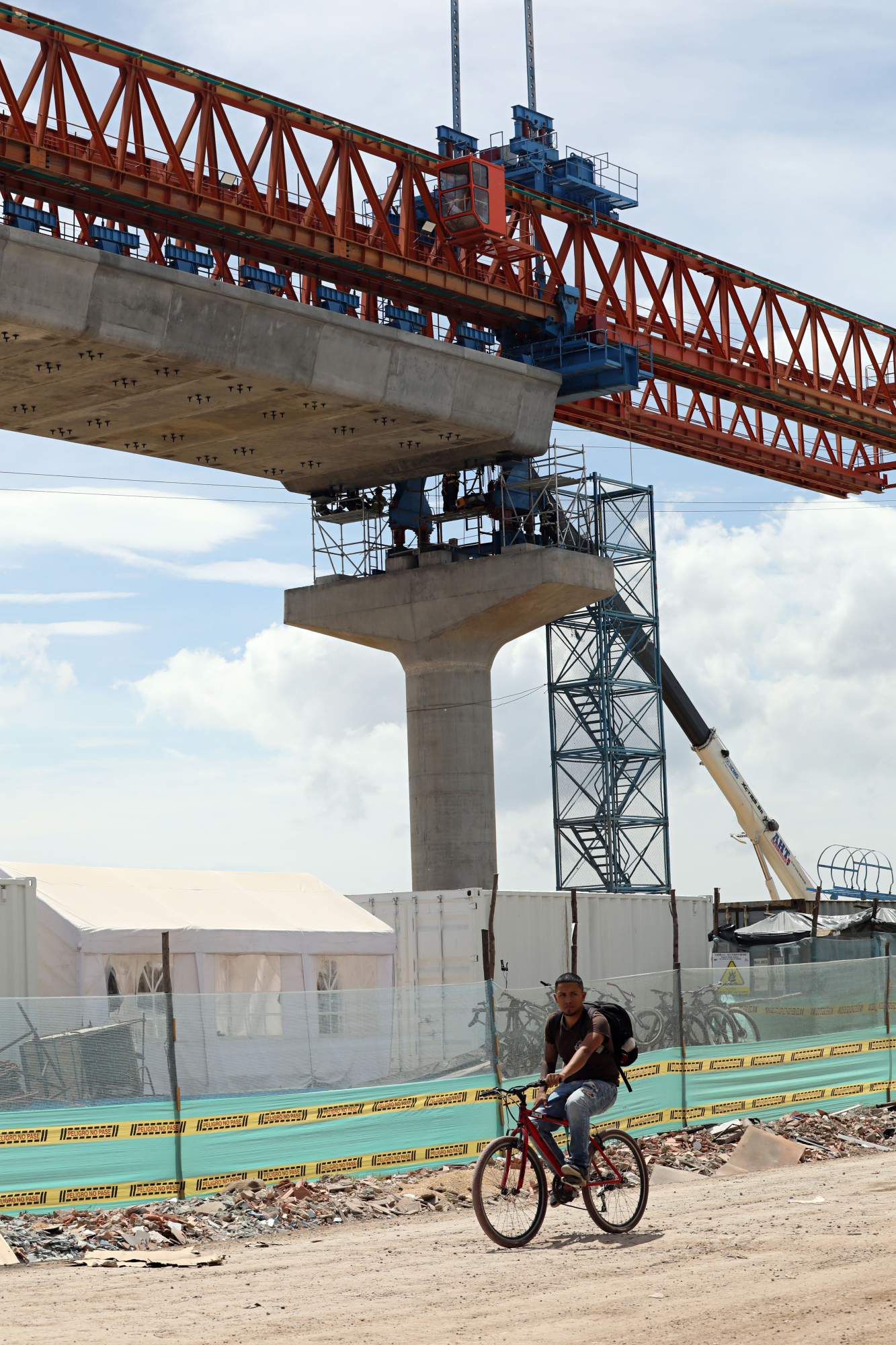 Bogotá septiembre 16 de 2024.  Avance obras del metro. Tercera viga lanzadora instala las primeras dovelas del viaducto de la primera línea del metro que tiene un avance de 38.7%, en la av. Villavicencio llegando a la av. Guayacanes.
Fotos: @miltondiazfoto /El Tiempo