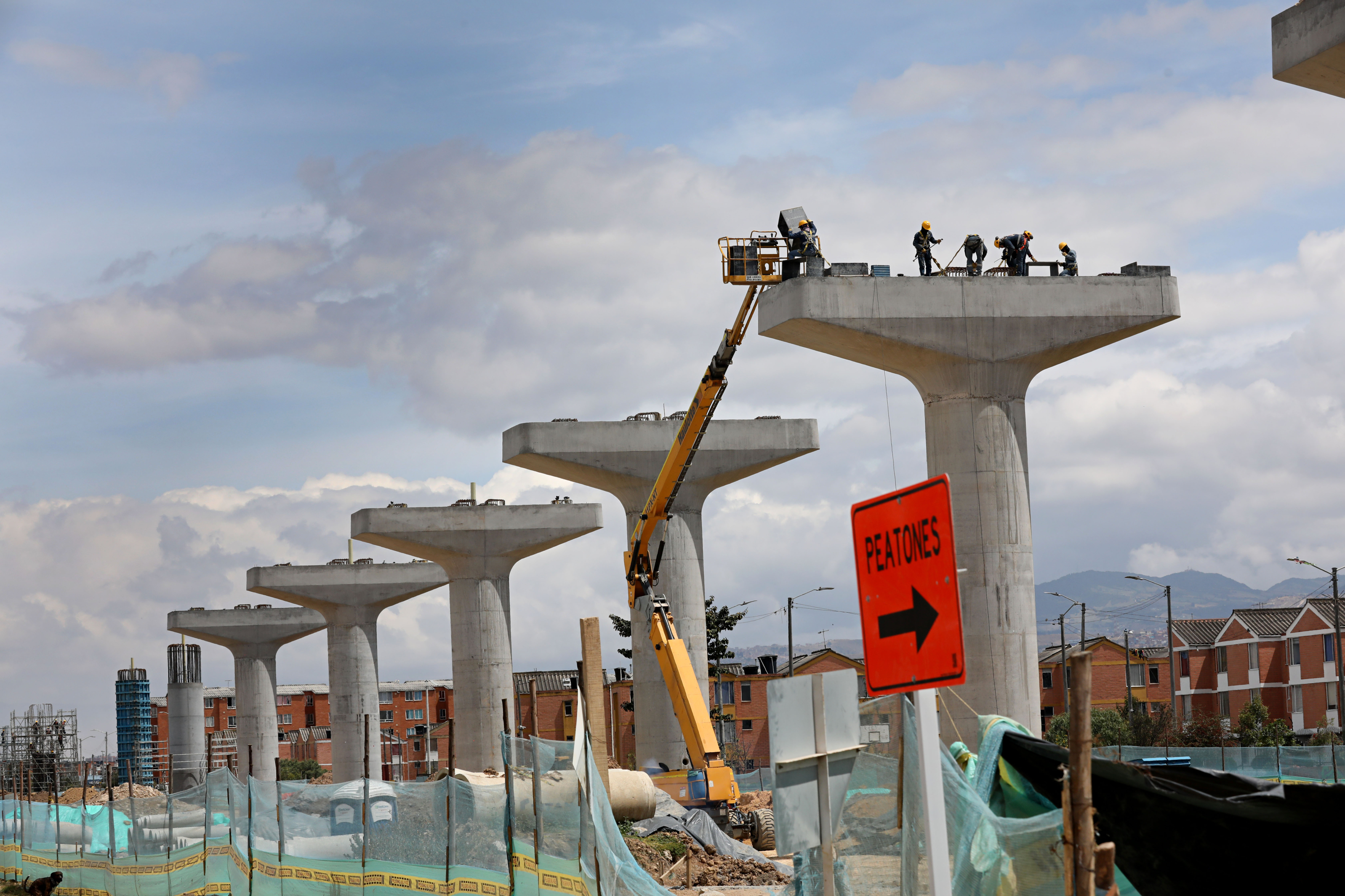 Bogotá septiembre 16 de 2024. Avance obras del metro. Tercera viga lanzadora instala las primeras palomas del viaducto de la primera línea del metro que tiene un avance de 38.7%, en la av. Villavicencio llegando a la av. Guayacanes.  Fotos: @miltondiazfoto /El Tiempo