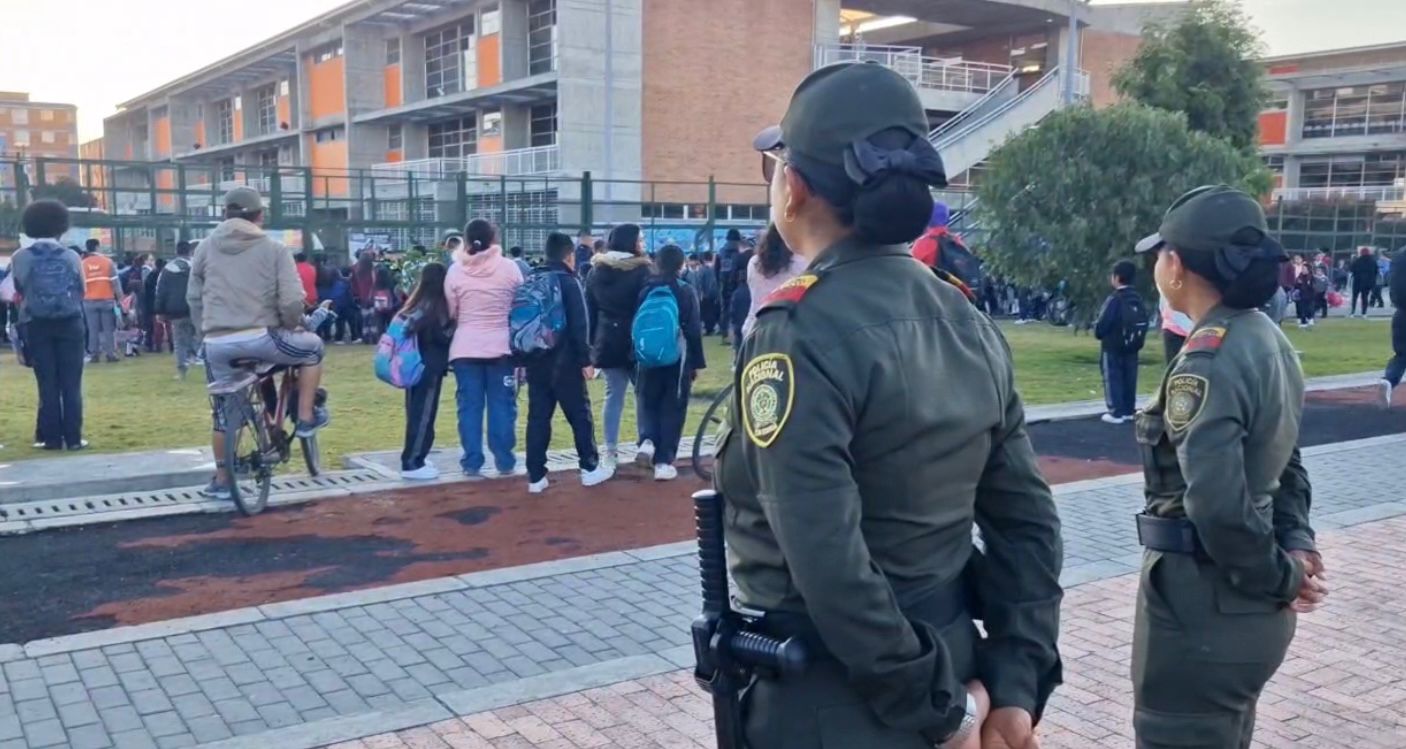 Policía Hace Presencia en los Enornos Escolares.