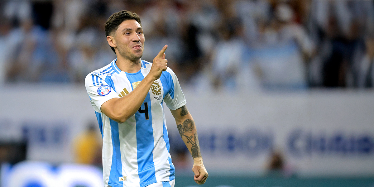 El defensor argentino #04 Gonzalo Montiel celebra un gol en la tanda de penales durante un partido con la selección Argentina