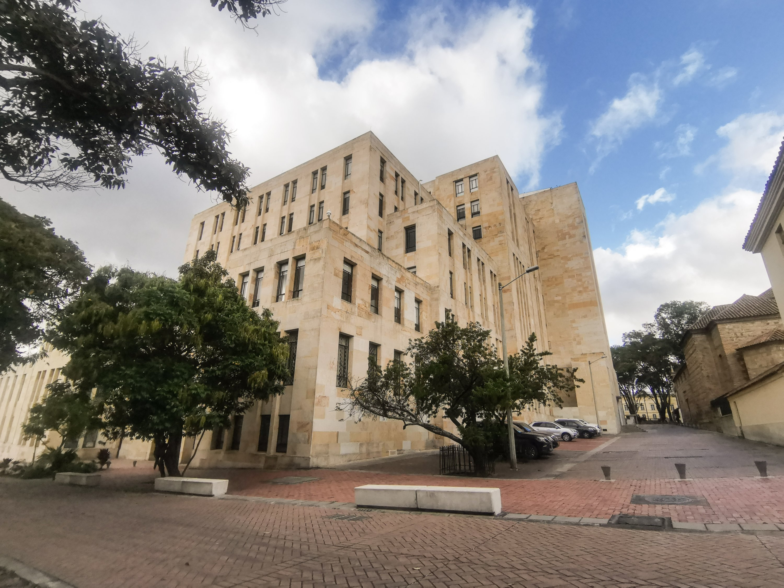 Fachada del edificio del Ministerio de Hacienda y Crédito público. La cartera presentó una reforma tributaria ante el desfinanciamiento del presupuesto.