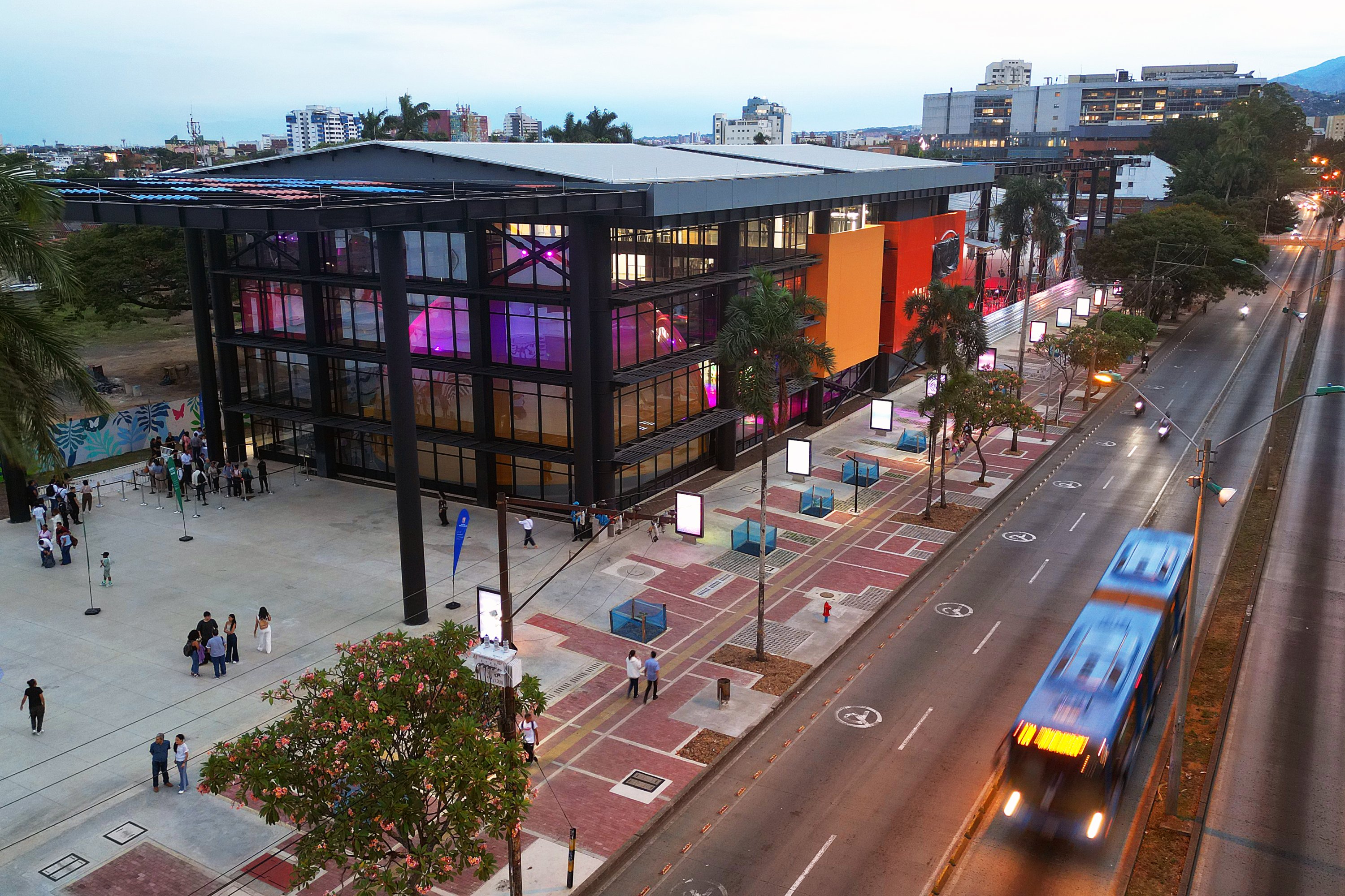 Cali, Colombia 02 octubre 2024
Donde estaba ubicado el antiguo Club San Fernando, sobre la calle 5, se inauguró el primero de tres edificios de ciencia, arte y tecnología. Este especio tiene un planetario en un domo de 360 grados, una sala de producciòn audiovisual y un piloto de un parque tecnologìco. La inversión fue de $81 mil millones y se pretende que este sitio catapulte a Cali como una ciudad innovadora.  Crédito: CEET Fotógrafo: JUAN PABLO RUEDA