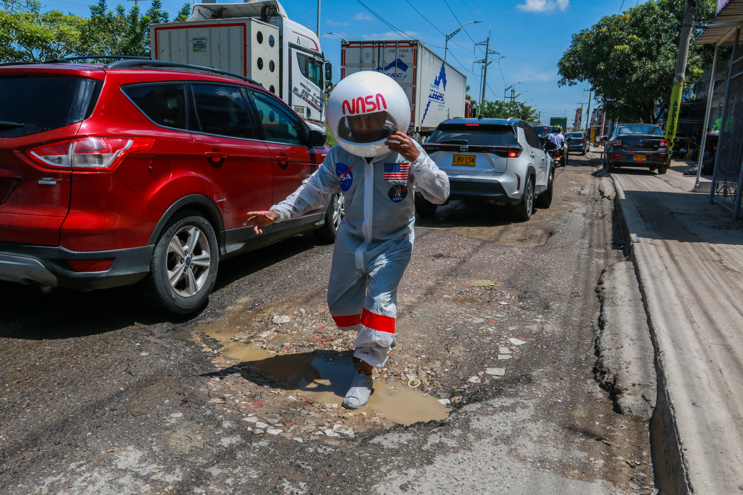 Protesta como astronauta por mal estado de vía