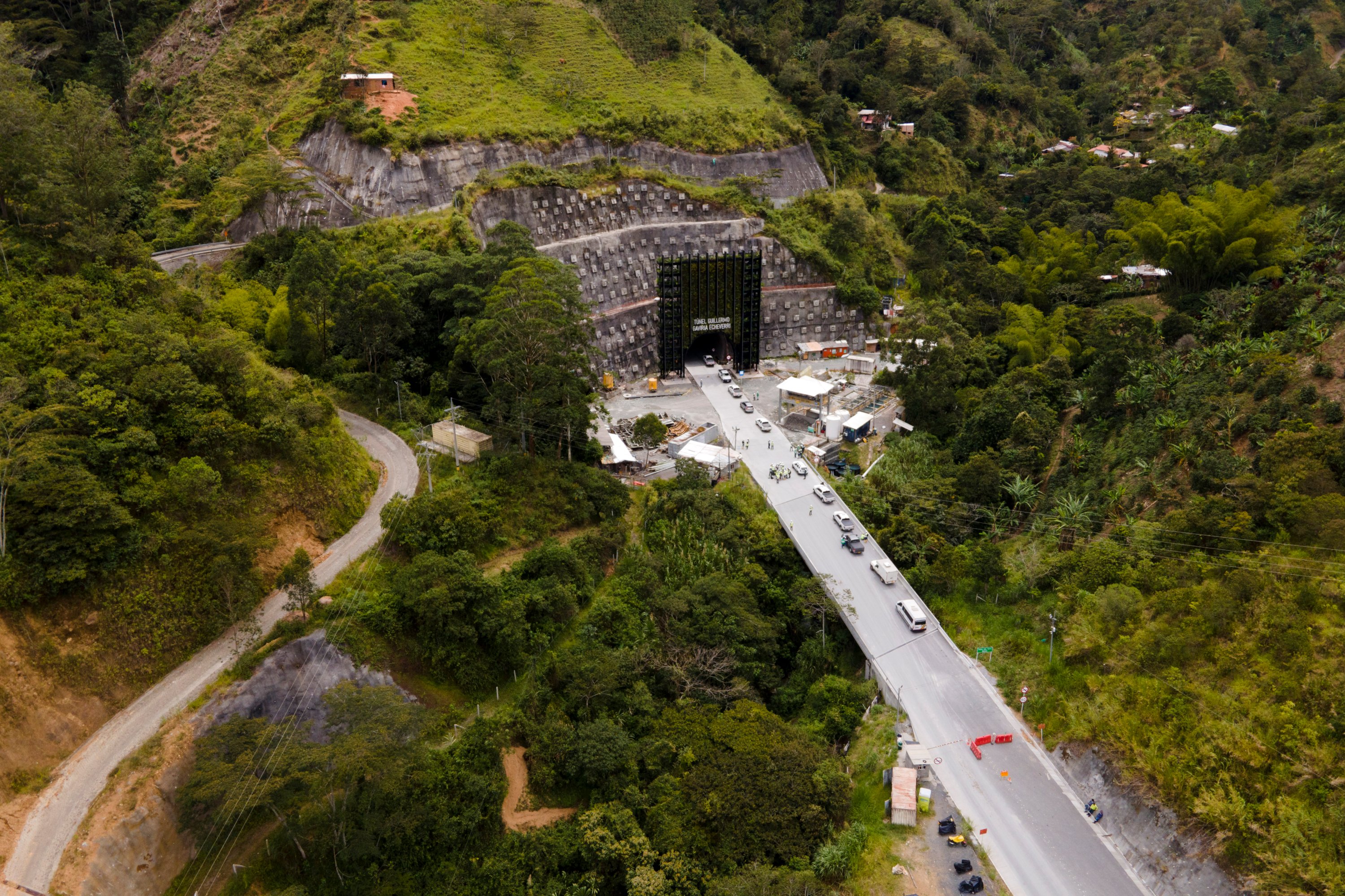 Amerika'nın en uzun karayolu tüneli Antioquia'dadır. Burası Toyo Tüneli