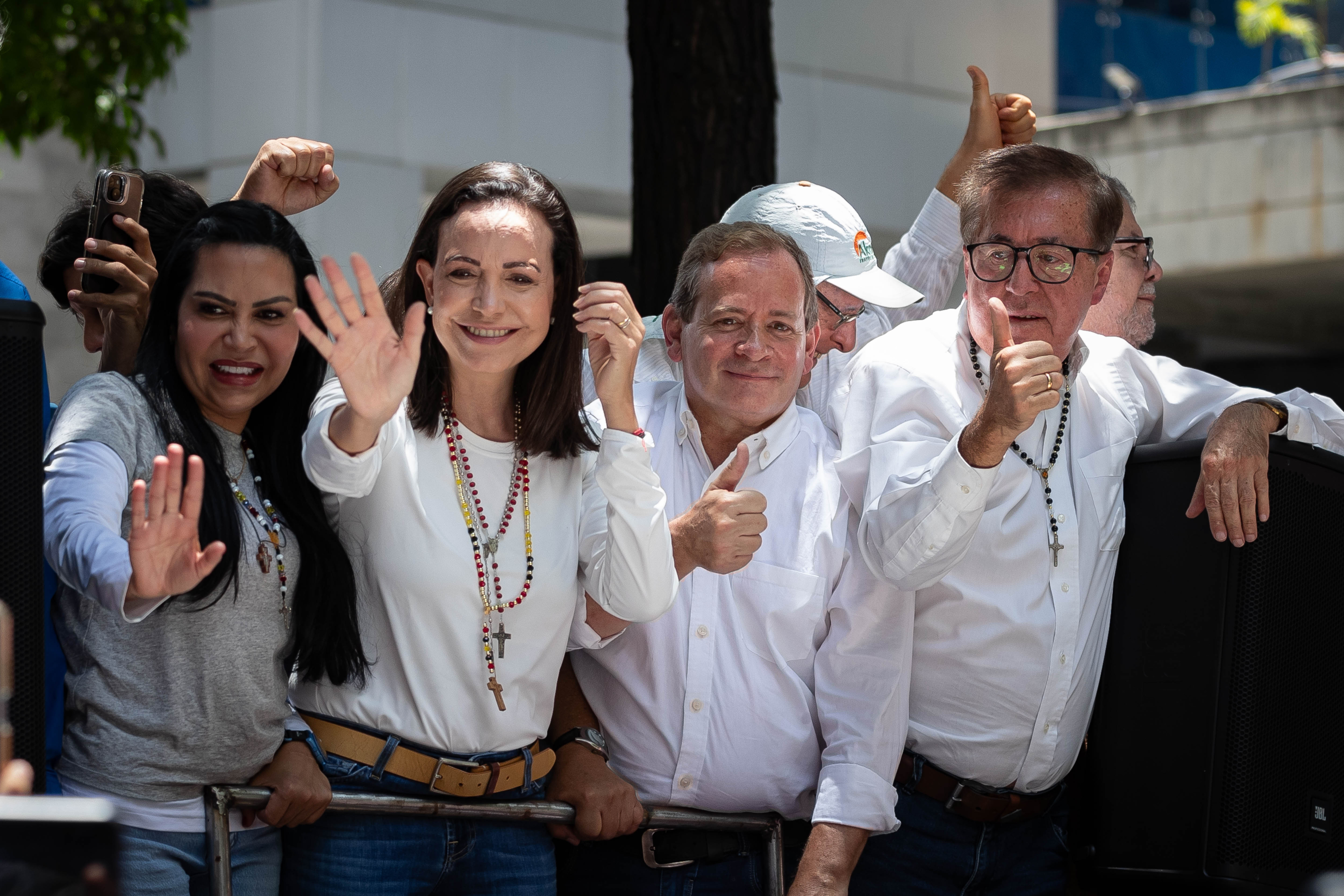 Fotografía del 28 de agosto de 2024 donde se observa al exdiputado venezolano Juan Pablo Guanipa (2-d) junto a la líder opositora venezolana, María Corina Machado (2-i), durante una manifestación de la oposición, en Caracas (Venezuela). Miembros de la oposición mayoritaria de Venezuela pasaron de estar permanentemente en la calle a ejercer la política desde el resguardo y la virtualidad, ante la