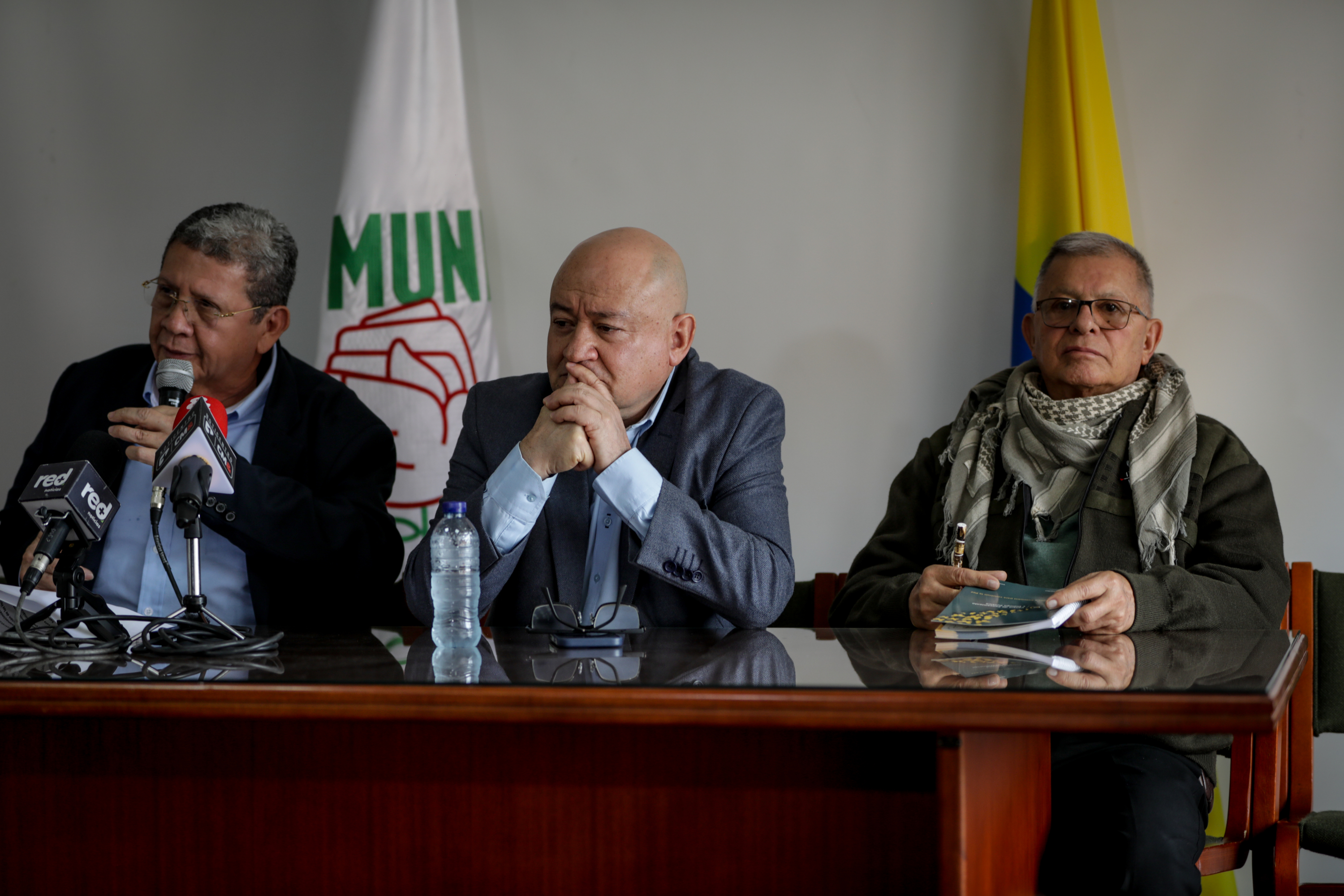 Miembros del Partido los Comunes Realiza Una Rueda de Prensa, Compromiso Con la Verdad y Justicia en la Foto Carlos Antonio Lozada (C) Rodrigo Granda (D) Pablo Catatumbo (I) Bogutá 9 de Octubre del 2024. Foto Mauricio Moreno Ceet Em TIempo