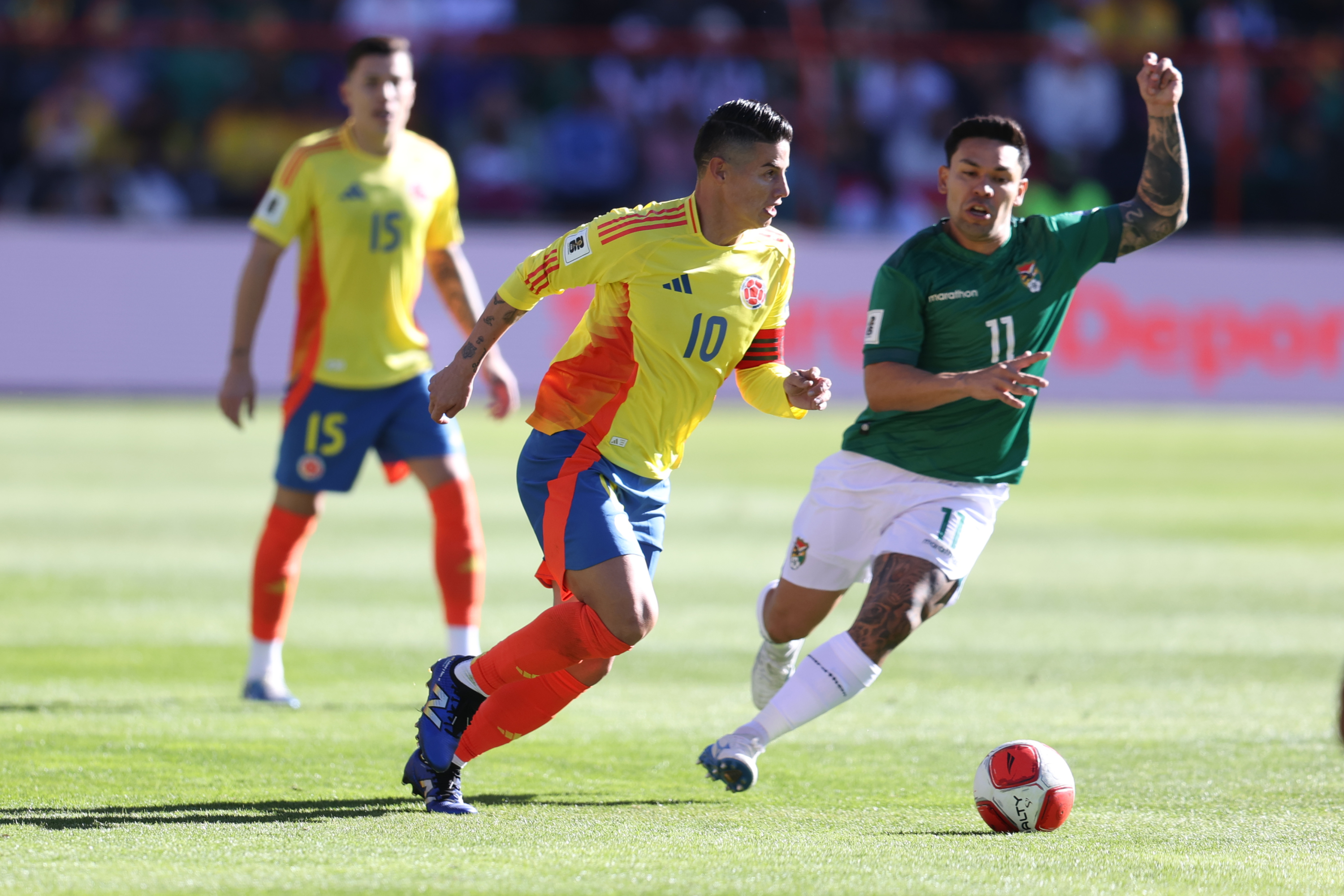 James Rodríguez lucha con Carmelo Algarañaz.