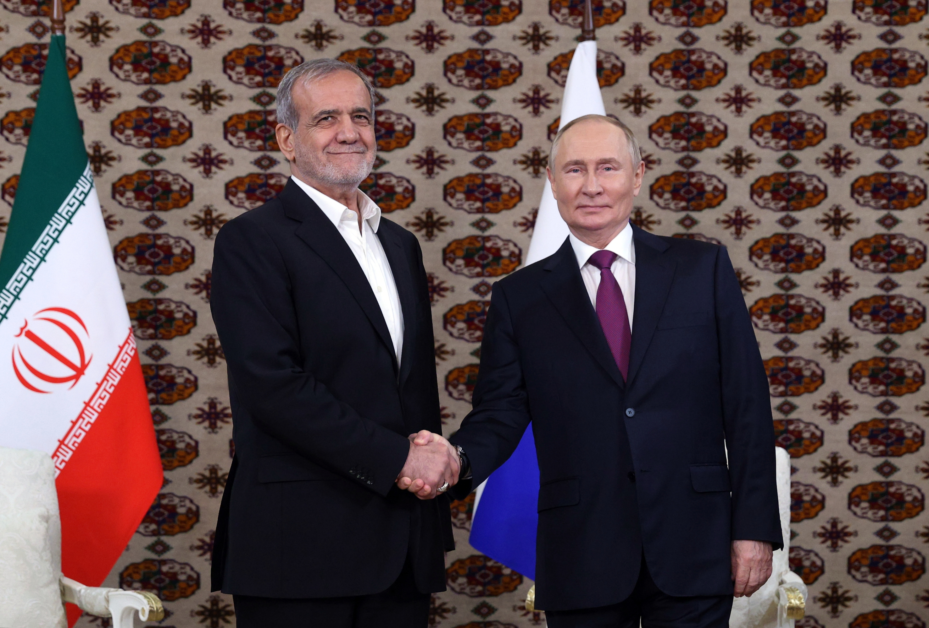 Vladimir Putin y Masud Pezeshkian, presidentes Rusia e Irán.