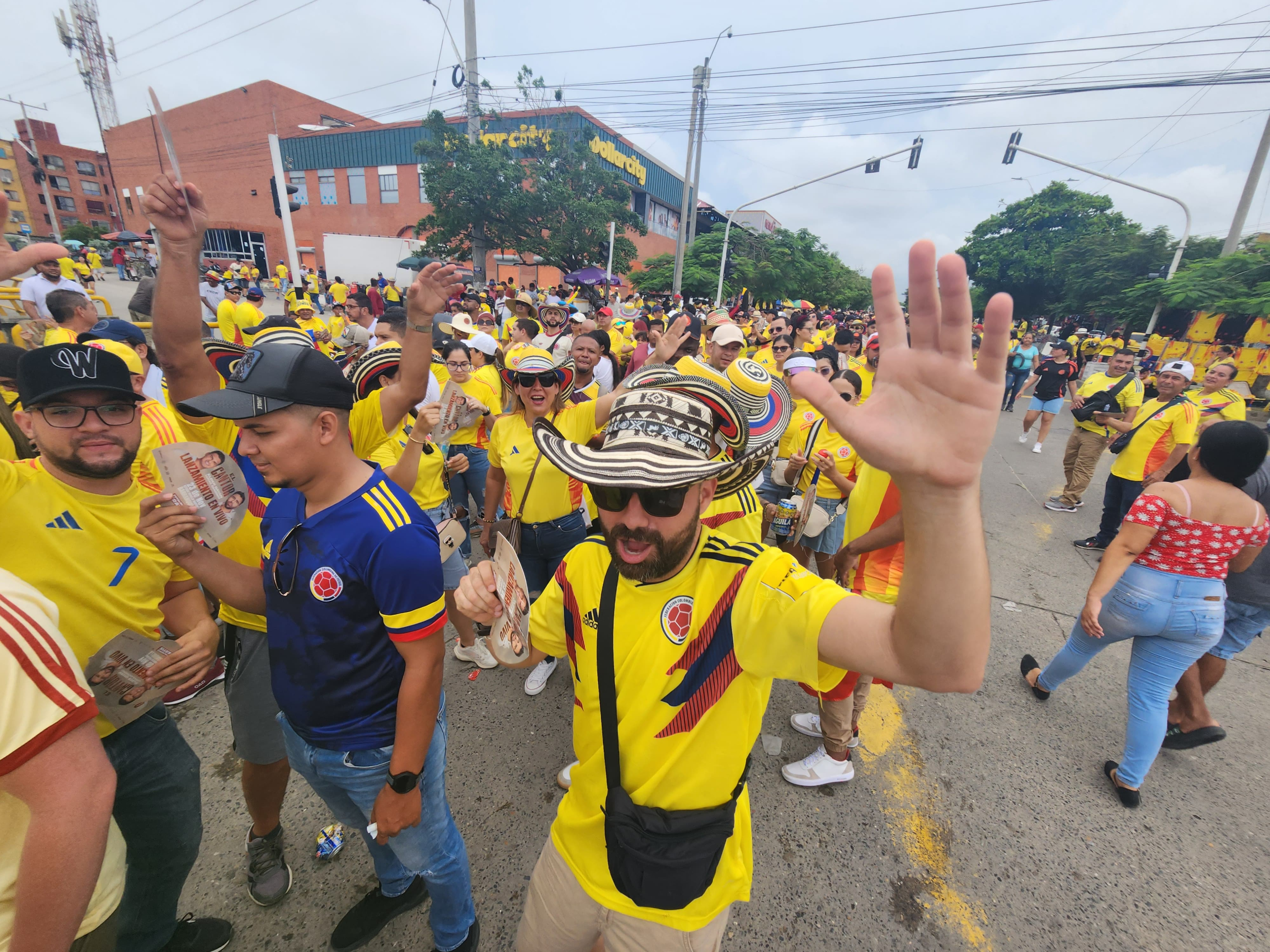 Una verdadera fiesta se vive en las afueras del estadio Metropolitano de Barranquilla, donde miles de personas de manera organizada ingresan al escenario para disfrutar del partido de la selección de Colombia vs. Chile.