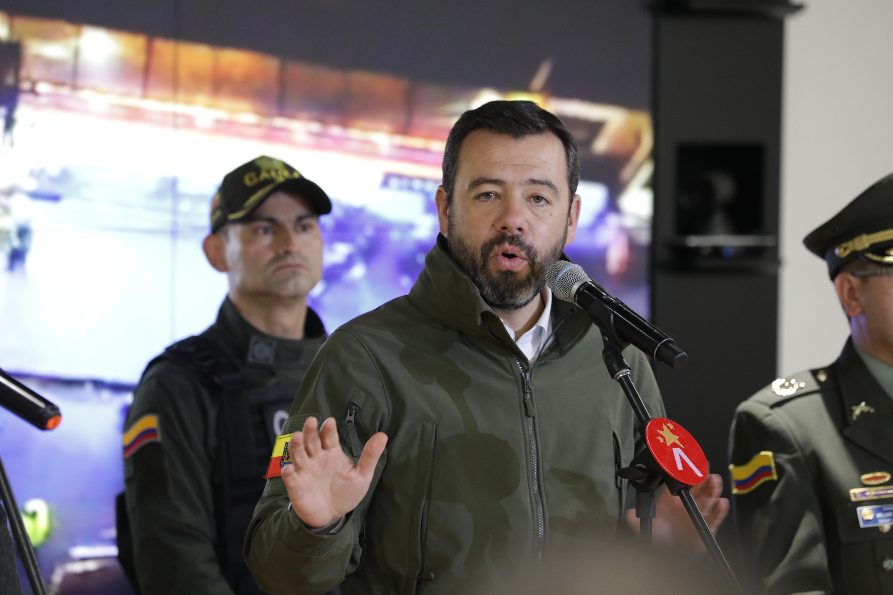 la Administración Distrital y la Policía Metropolitana de Bogotá, entregarán importantes resultados operativos contra la extorsión, relacionados con el “Tren de Aragua” Alcalde Mayor de Bogotá , Carlos Fernando Galán , el Secretario de Seguridad César Andrés Restrepo el Coronel, William Lara y el Comandante Policía Metropolitana de Bogotá (E) Coronel, Elver Vicente Alfonso Sanabria Director de Antisecuestro y Antiextorsión en rueda de prensa anuncian la captura de Eryck mano derecha de alias Geovanny del tren de Aragua BOGOTÁ 24 de octubre del 2024 . FOTO MAURICIO MORENO CEET EL TIEMPO @mauriciomorenofoto