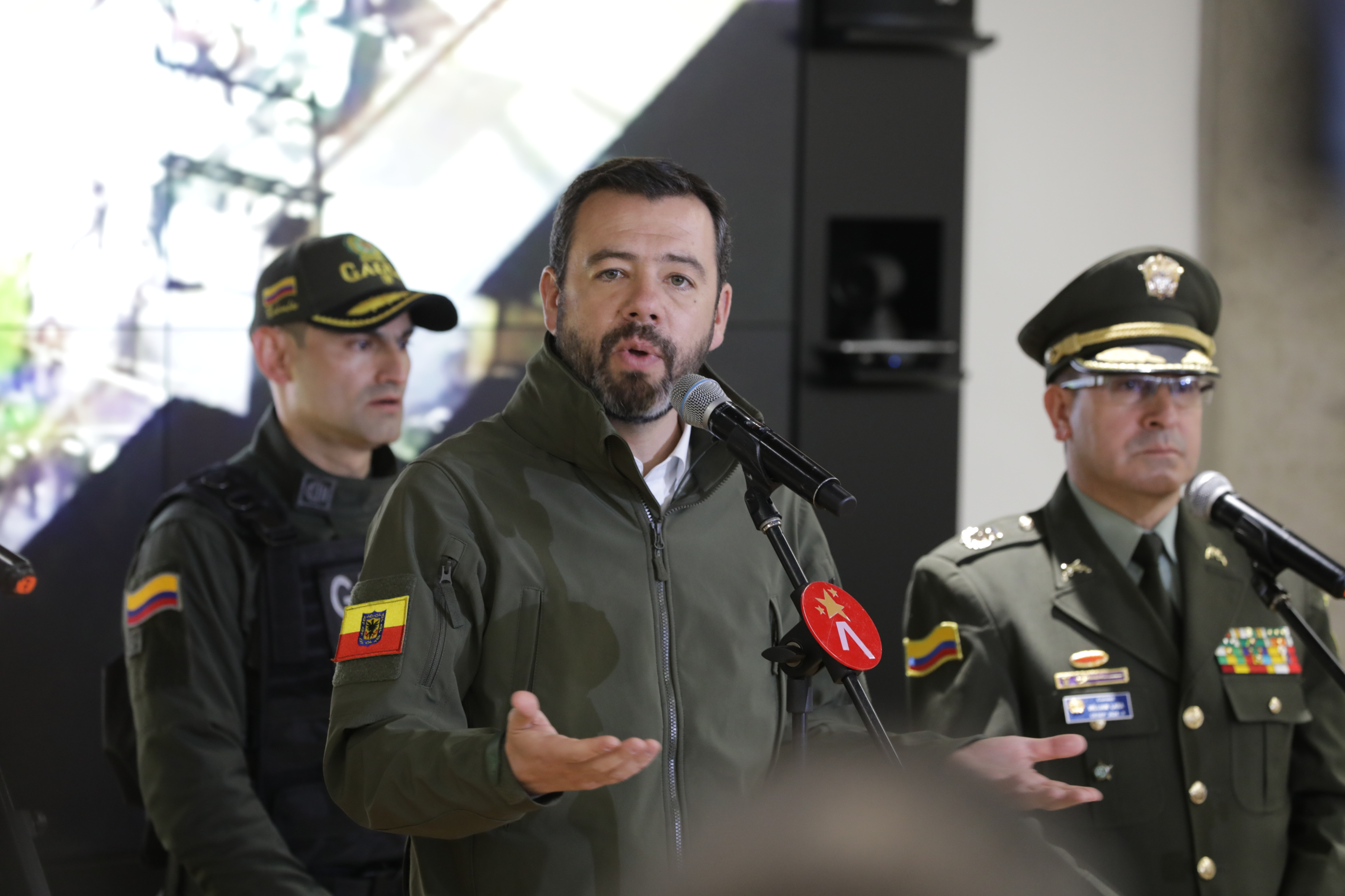 la Administración Distrital y la Policía Metropolitana de Bogotá proporcionarán resultados significativos en las operaciones contra la extorsión, vinculados al “Tren de Aragua” Alcalde Mayor de Bogotá, Carlos Fernando Galán, el Secretario de Seguridad César Andrés Restrepo, el Coronel William Lara, y el Comandante de la Policía Metropolitana de Bogotá (E) Coronel Elver Vicente Alfonso Sanabria, Director de Antisecuestro y Antiextorsión, en una rueda de prensa, anuncian la detención de Eryck, mano derecha de alias Geovanny del Tren de Aragua BOGOTÁ 24 de octubre de 2024. FOTO MAURICIO MORENO CEET EL TIEMPO @mauriciomorenofoto