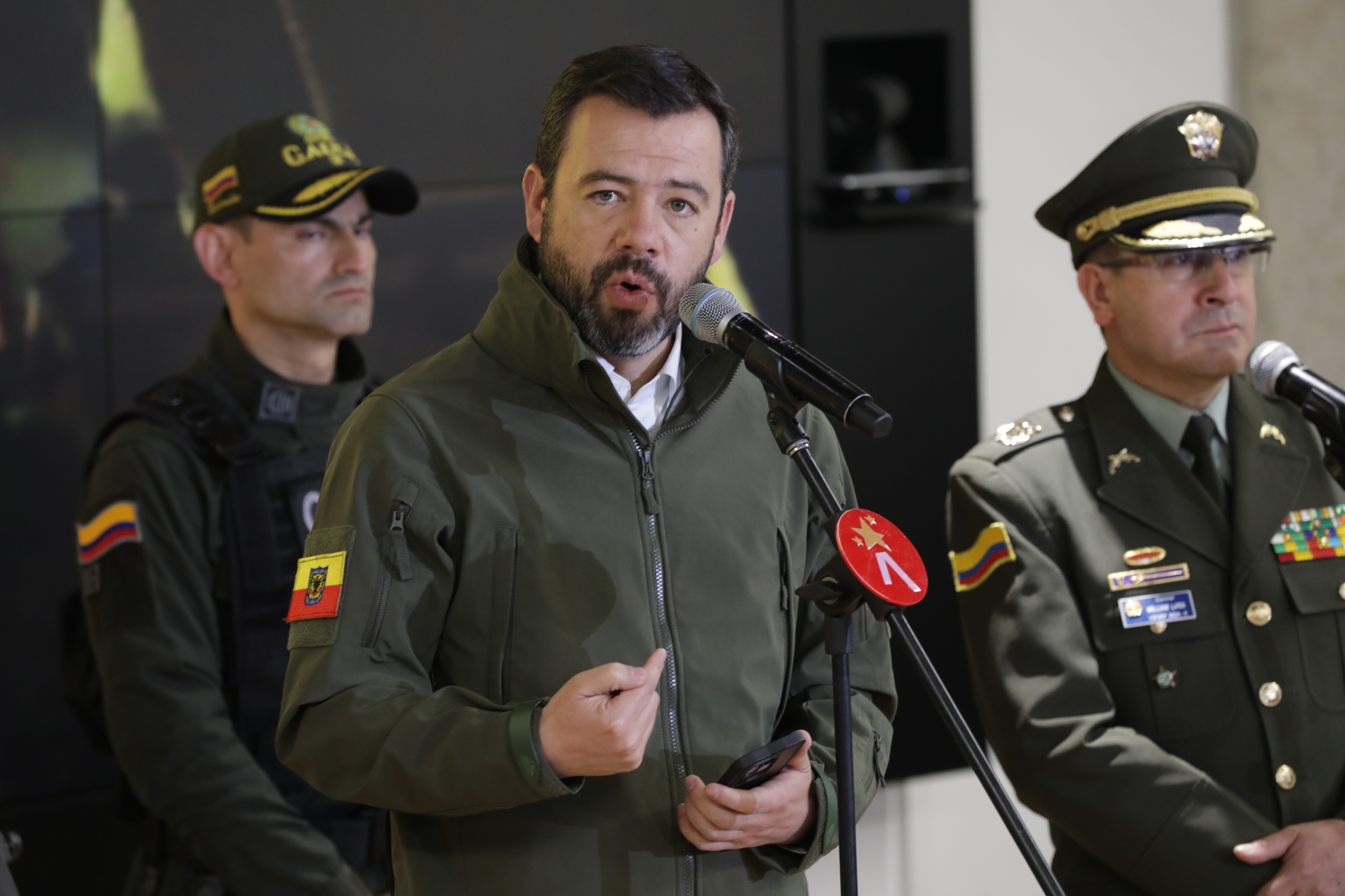 la Administración Distrital y la Policía Metropolitana de Bogotá, entregarán importantes resultados operativos contra la extorsión, relacionados con el “Tren de Aragua” Alcalde Mayor de Bogotá , Carlos Fernando Galán , el Secretario de Seguridad César Andrés Restrepo el Coronel, William Lara y el Comandante Policía Metropolitana de Bogotá (E) Coronel, Elver Vicente Alfonso Sanabria Director de Antisecuestro y Antiextorsión en rueda de prensa anuncian la captura de Eryck mano derecha de alias Geovanny del tren de Aragua BOGOTÁ 24 de octubre del 2024 . FOTO MAURICIO MORENO CEET EL TIEMPO @mauriciomorenofoto