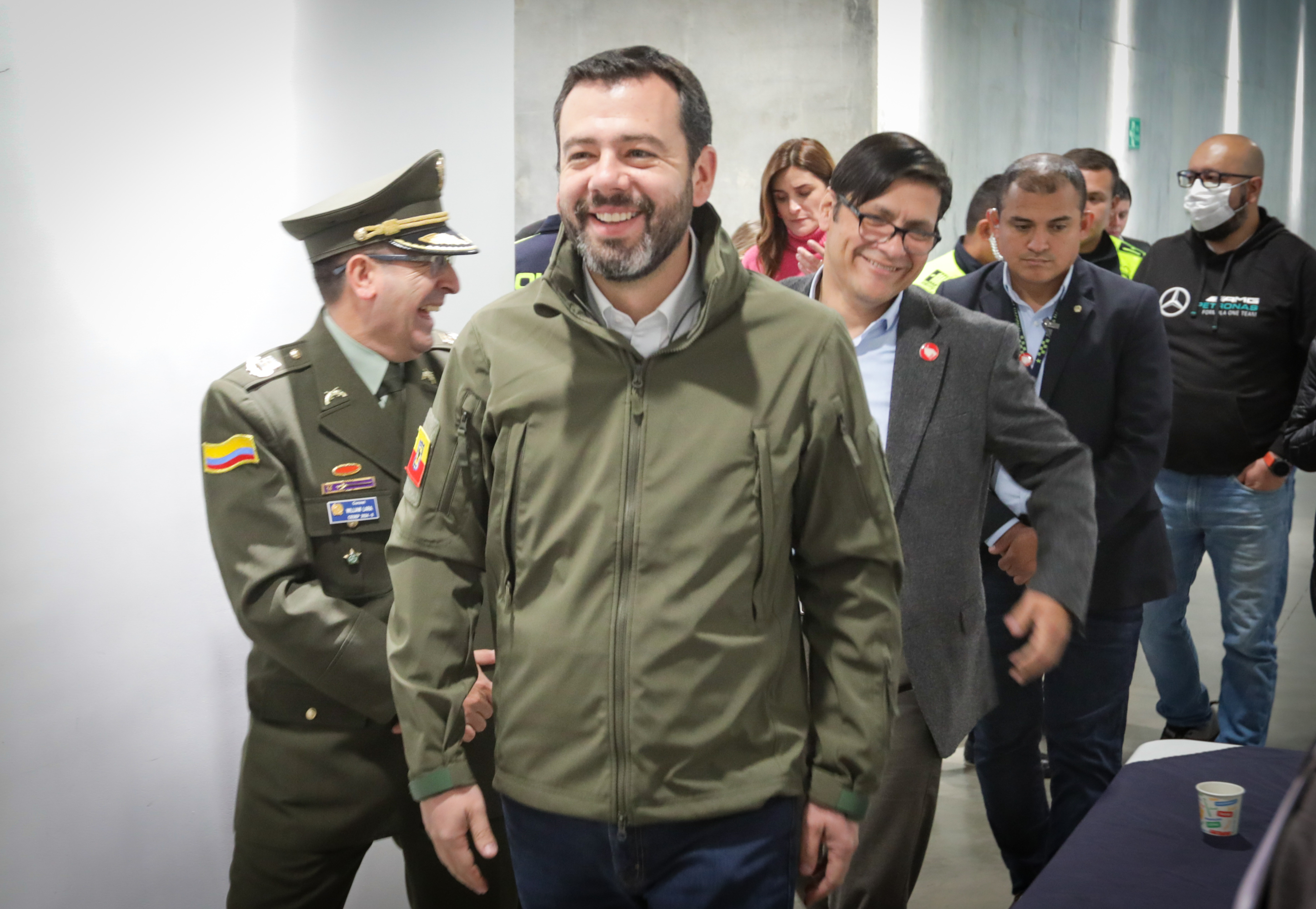 la administración de la distrital y la Policía Metropolitana de Bogutá, entregarán IMPORTANTES Resultados Operaciones Operaciones Contra la Extorsión, Relacionados Con El “Tren de Aragua” Alcalde Alcalde de Bogotá, Carlos Fernando Galán, El Secretario de Seguidad Cénsar y el Coronel, William Larán, William, William, William Larán, William Larán, William, El, el Secretario de Seguido Coronel. Comandante Policía Metropolitana de Bogotá (E) Coronel, Elver Vicente Alfonso Director de Sanabria de Antisecuestro y AntiextorsioN en Rueda de Prensa Anuncian La Captura de Eryck Mano Derecha de Alias Geovanny Del de Tregua Baabotá 24 de Octubre Del 2024. Foto Mauricio Moreno Ceet El Tiempo @mauriciomorenofoto