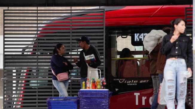 Vendedores informarles dentro de las estaciones de Transmilenio