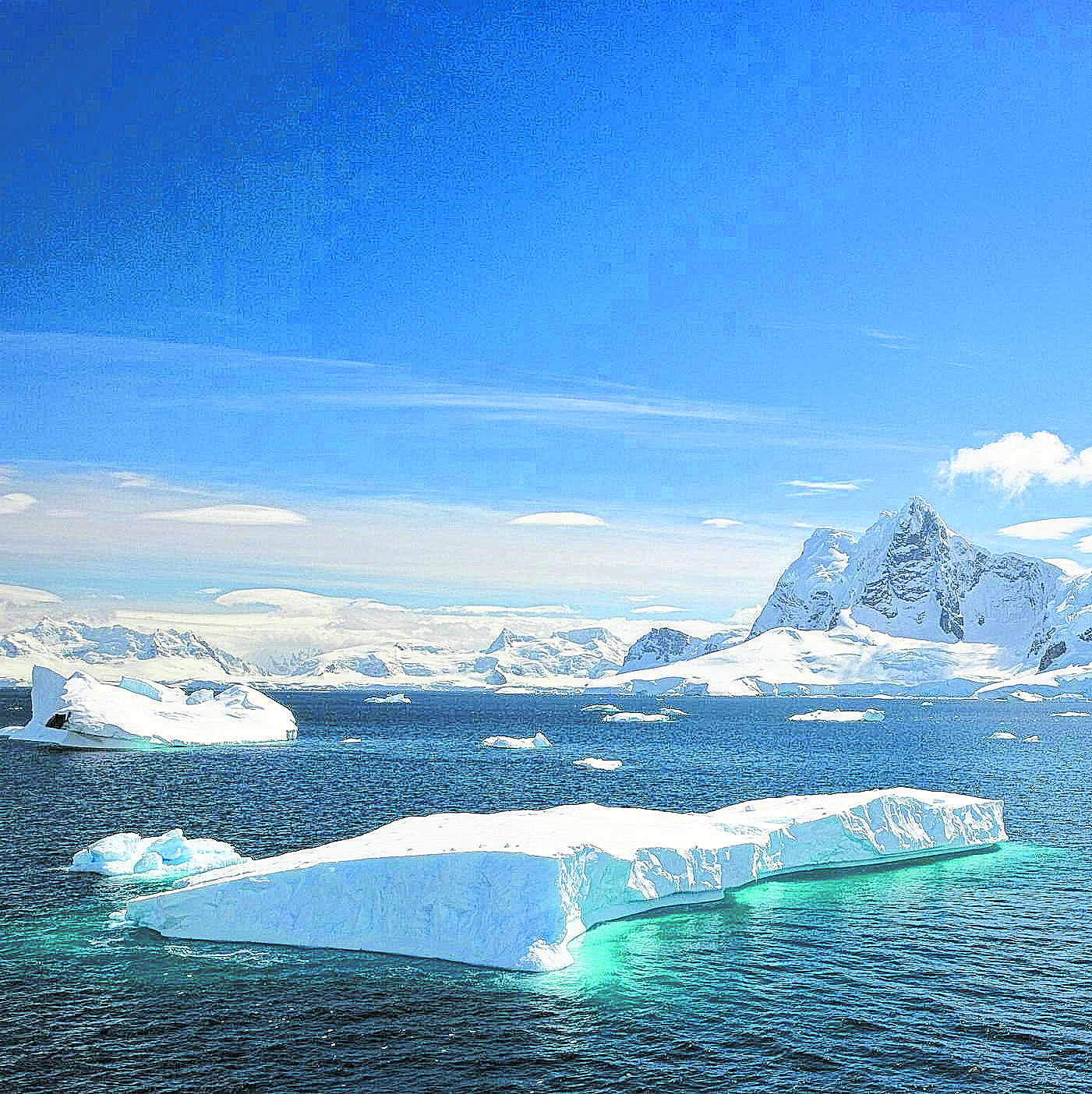 Menos del 1% del continente está libre de hielo, presenta las condiciones climáticas más frías, secas y ventosas del planeta