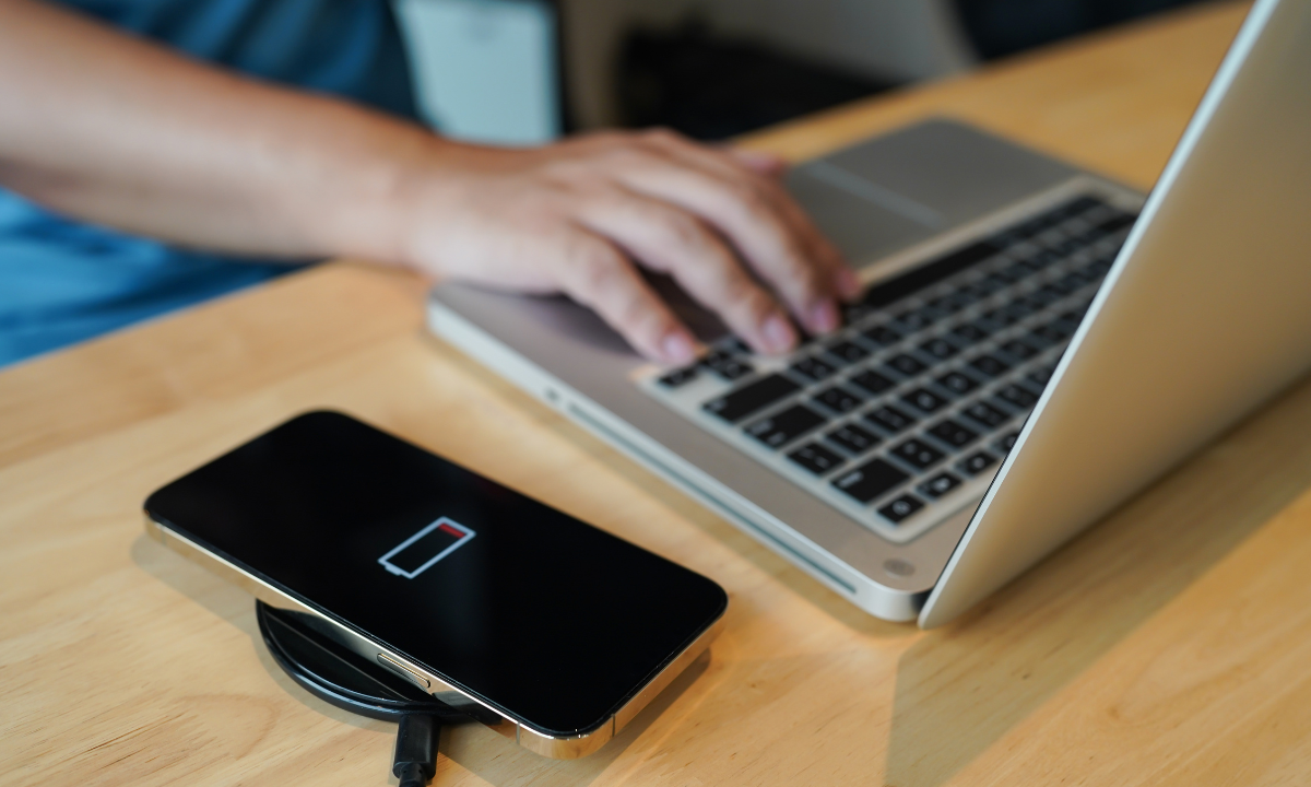 Dispozitivul are o baterie descărcată.