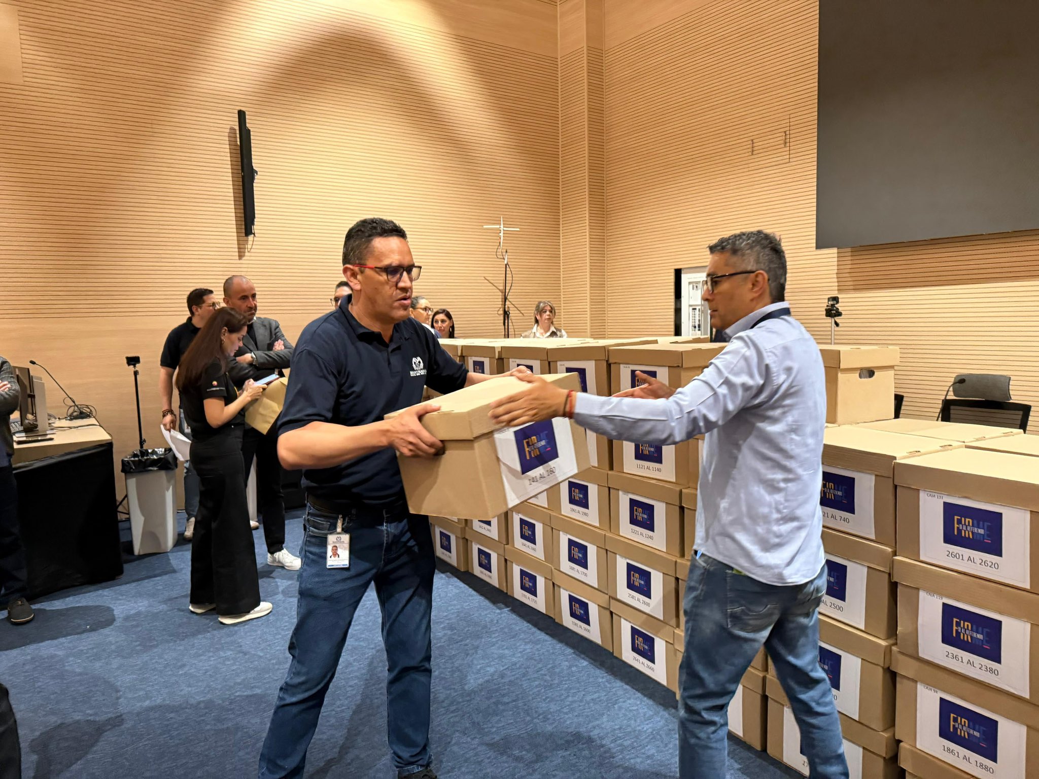 Entrega de firmas del referendo de autonomía fiscal