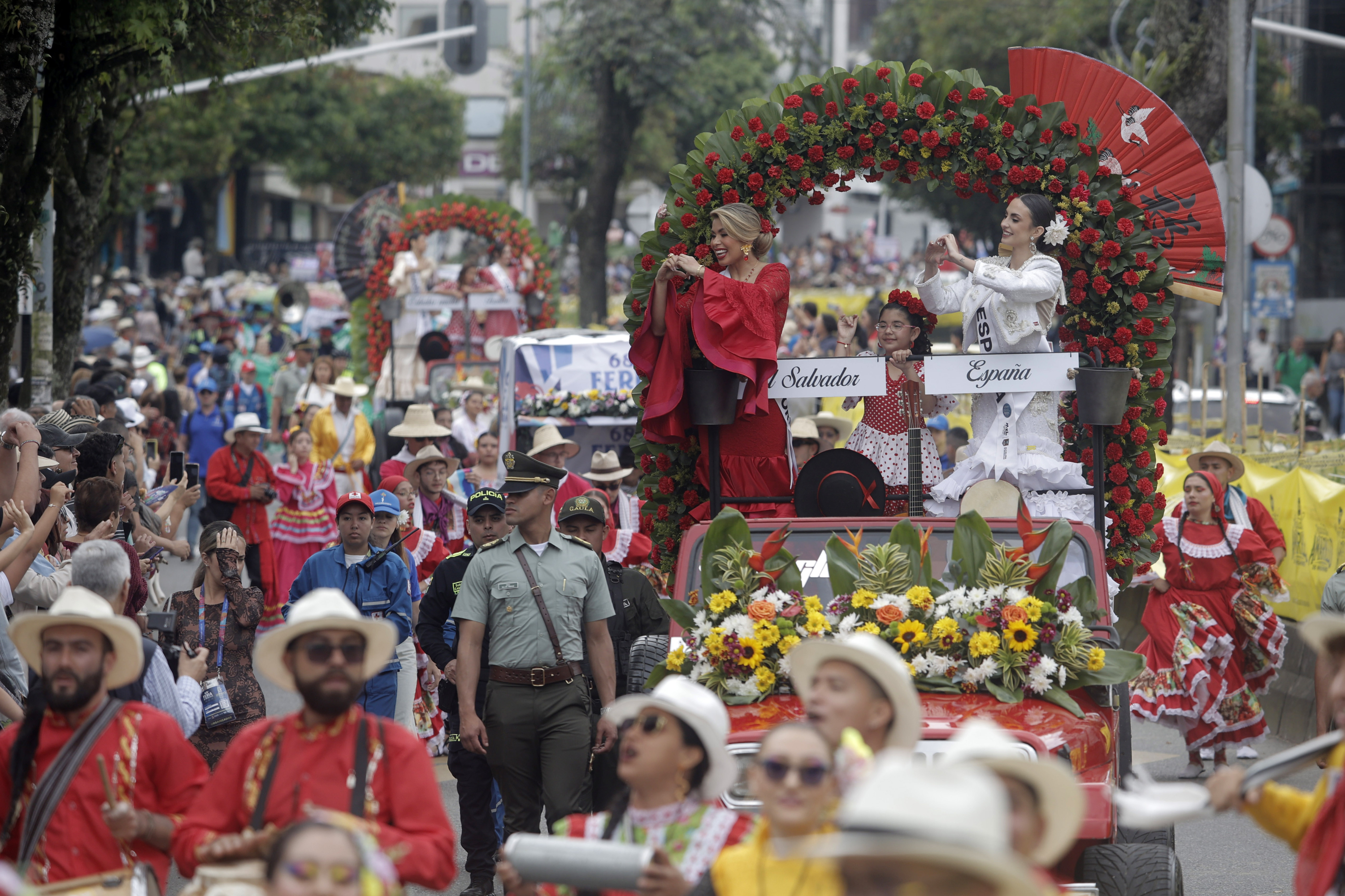 Desfile de bienvenida de las candidatas al Reinado Internacional del Café por las principales calles de Manizales.