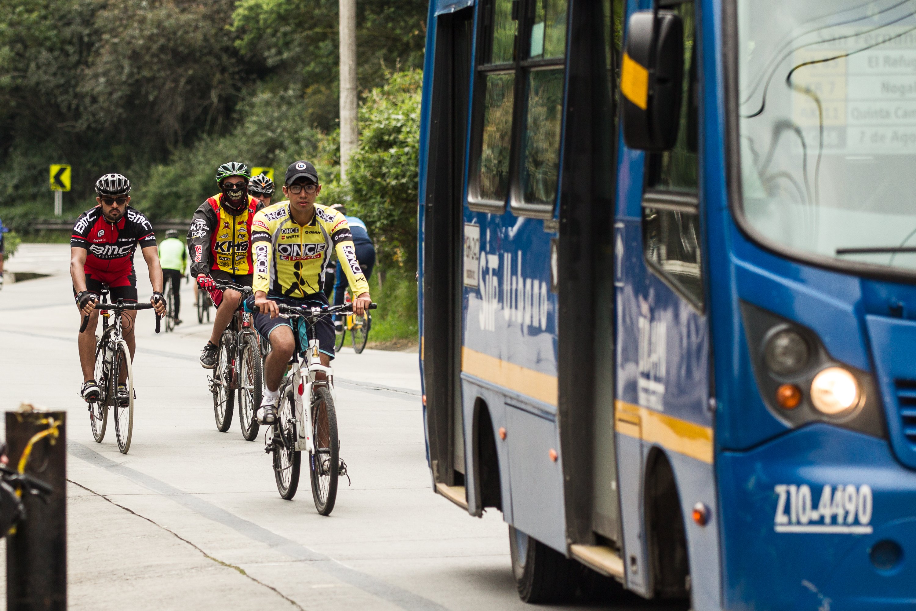 Ciclistas subiendo el alto de Patios en La Calera