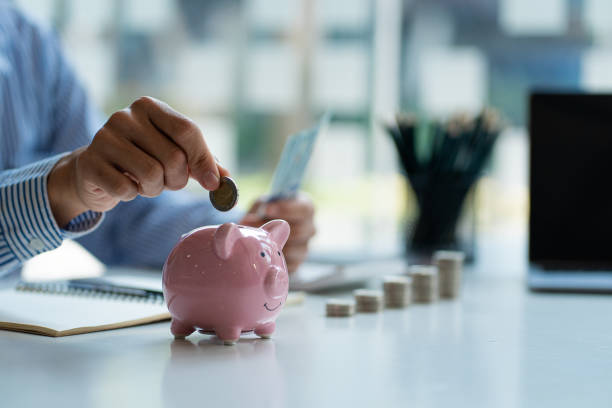 Puede guardar su dinero en una alcancía o en un bolsillo digital