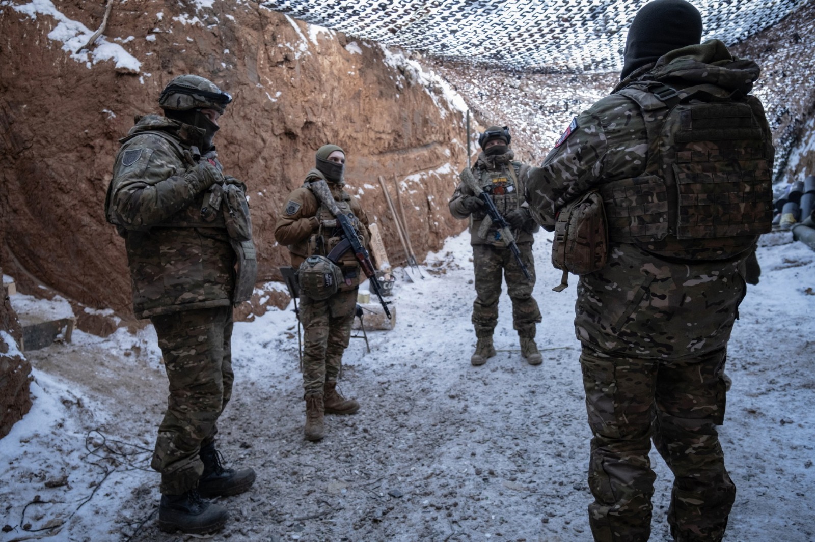 BM, dünya çapında 10.000'den fazla Kolombiyalının paralı asker olarak silah altına alındığı konusunda uyarıyor; 2.000 ila 6.000 dolar arasında para ödüyorlar ve çoğu aldatılıyor