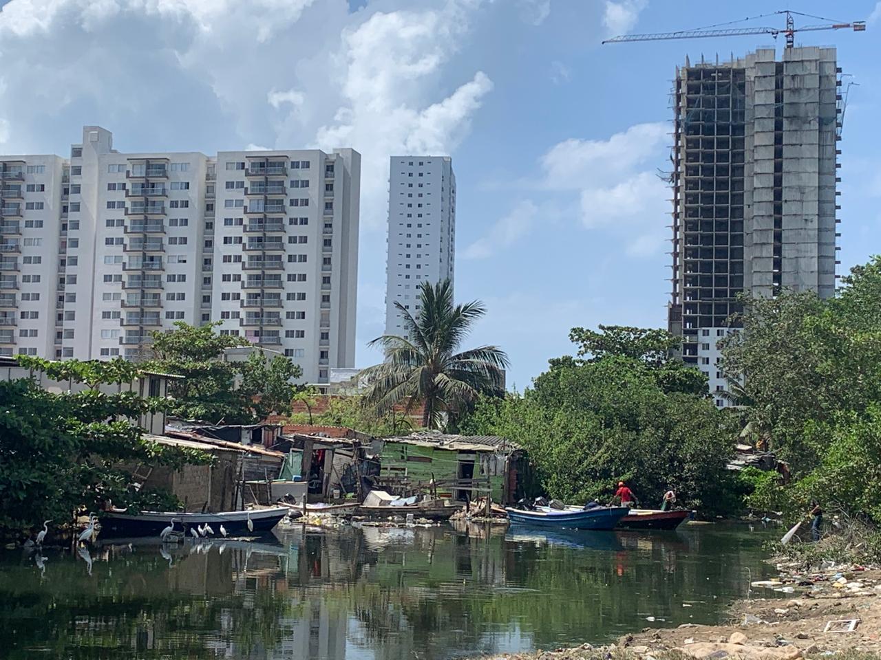 Caño de Juan de Angola en Cartagena Invadido por Ricos y Pobres