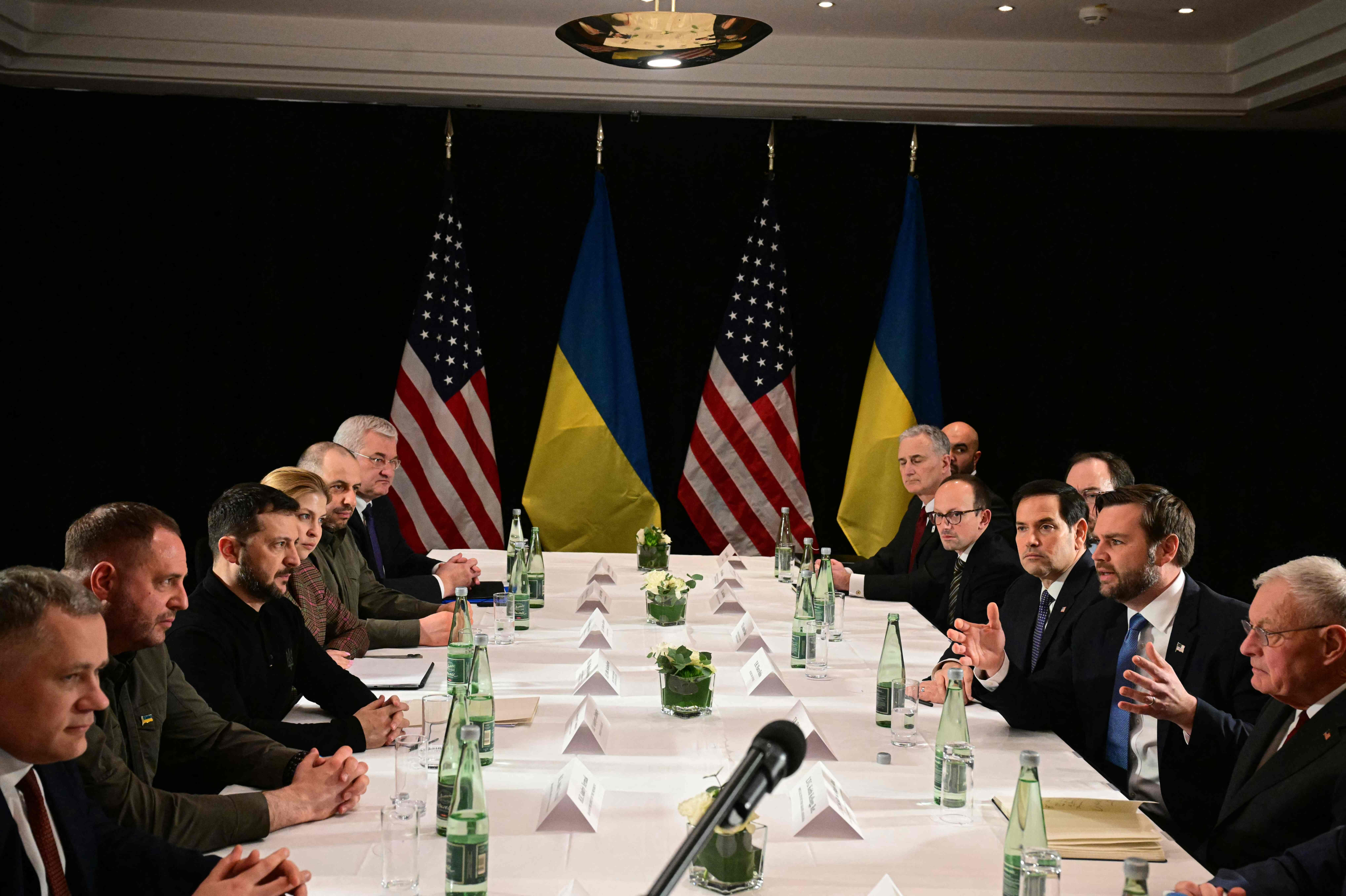 El presidente ucraniano, Volodimir Zelensky, y su equipo, frente al vicepresidente de Estados Unidos, J. D. Vance; el secretario de Estado, Marco Rubio.