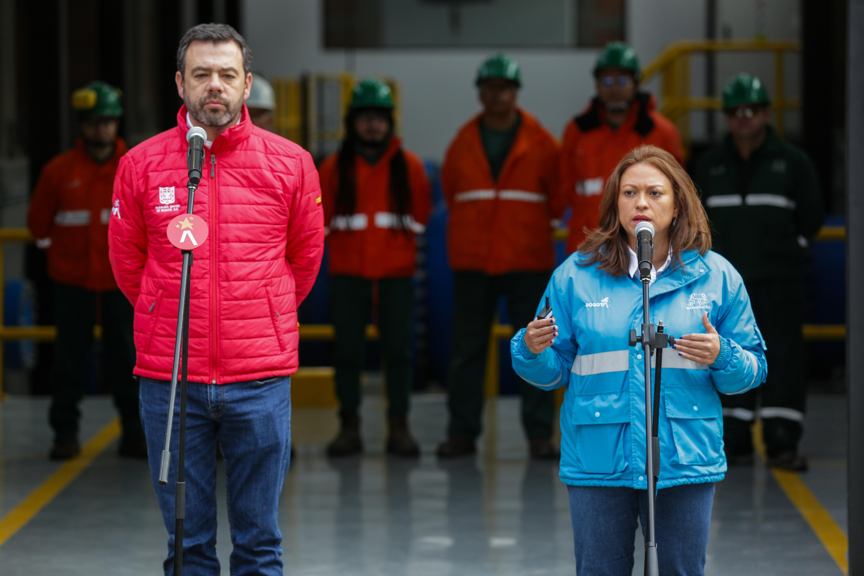 Alcalde de Bogotá Carlos Fernando Galán y gerente del Acueducto Natasha Avendaño.