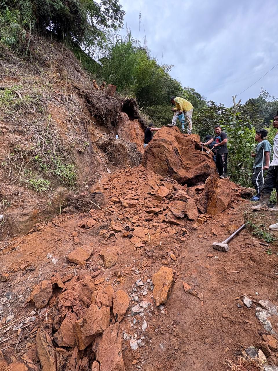 Este es uno de los derrumbes, este 20 de abril, en zona rural de Cali.