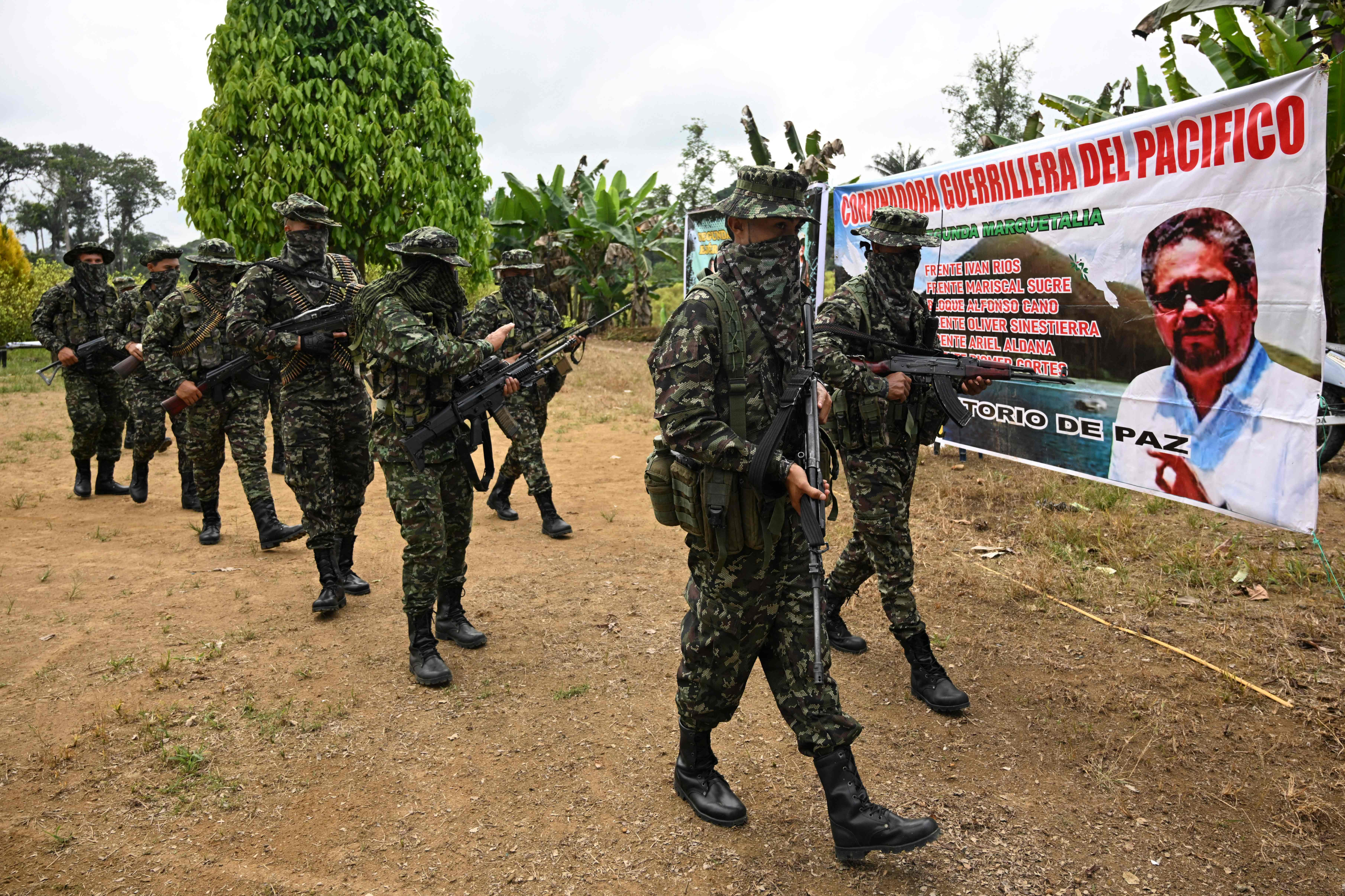 Estado en el que quedó la volqueta usada para el ataque a la base militar de Puerto Jordán (
Miembros del grupo disidente de las FARC Segunda Marquetalia marchan en una finca en Llorente, una zona rural de la ciudad portuaria de 
Tumaco, departamento de Nariño.