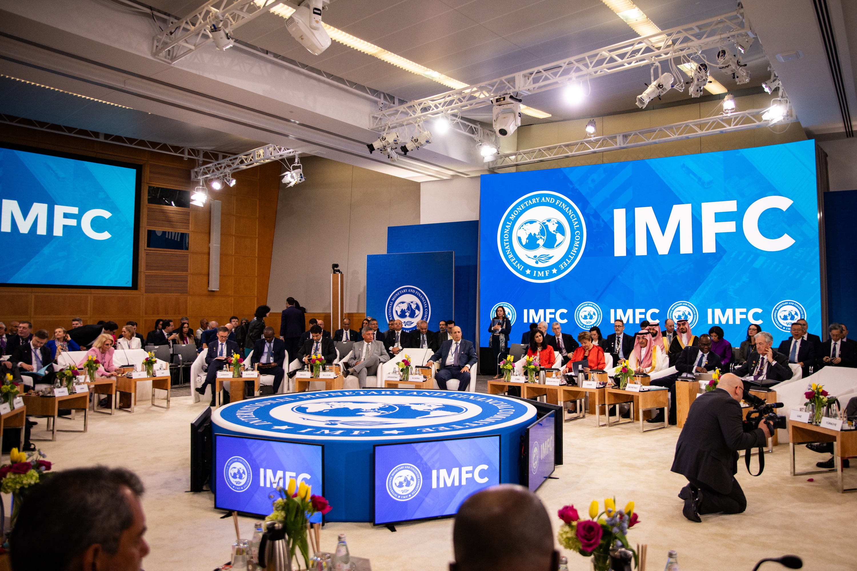 Sesión plenaria del CMFI durante las Reuniones de Primavera de 2025 del FMI y el Banco Mundial en la sede del FMI en Washington.