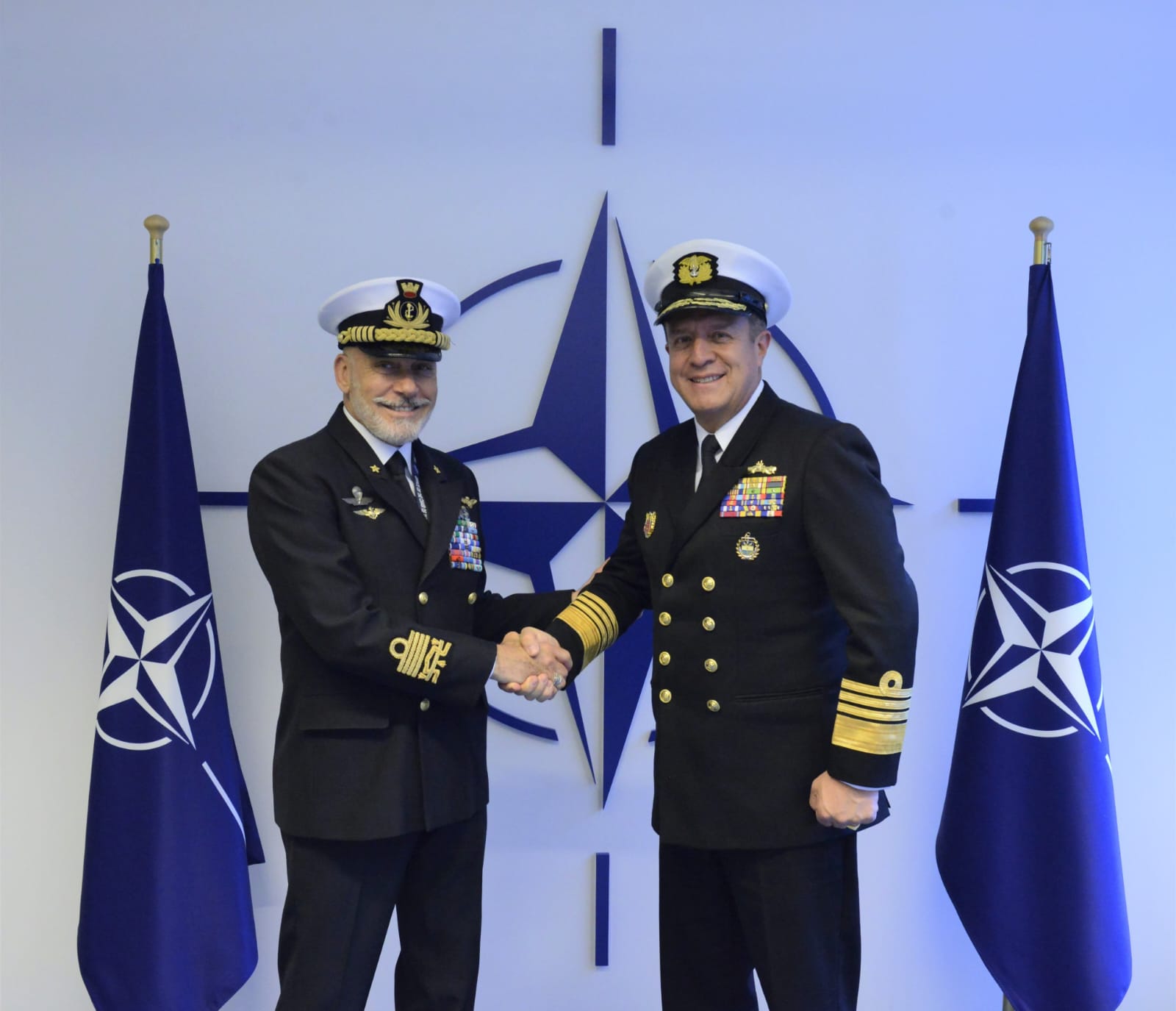 El almirante Giuseppe Cavo Dragon, presidente del Comité Militar de la OTAN y el comandante de las FF. MM. almirante Francisco Cubides.
