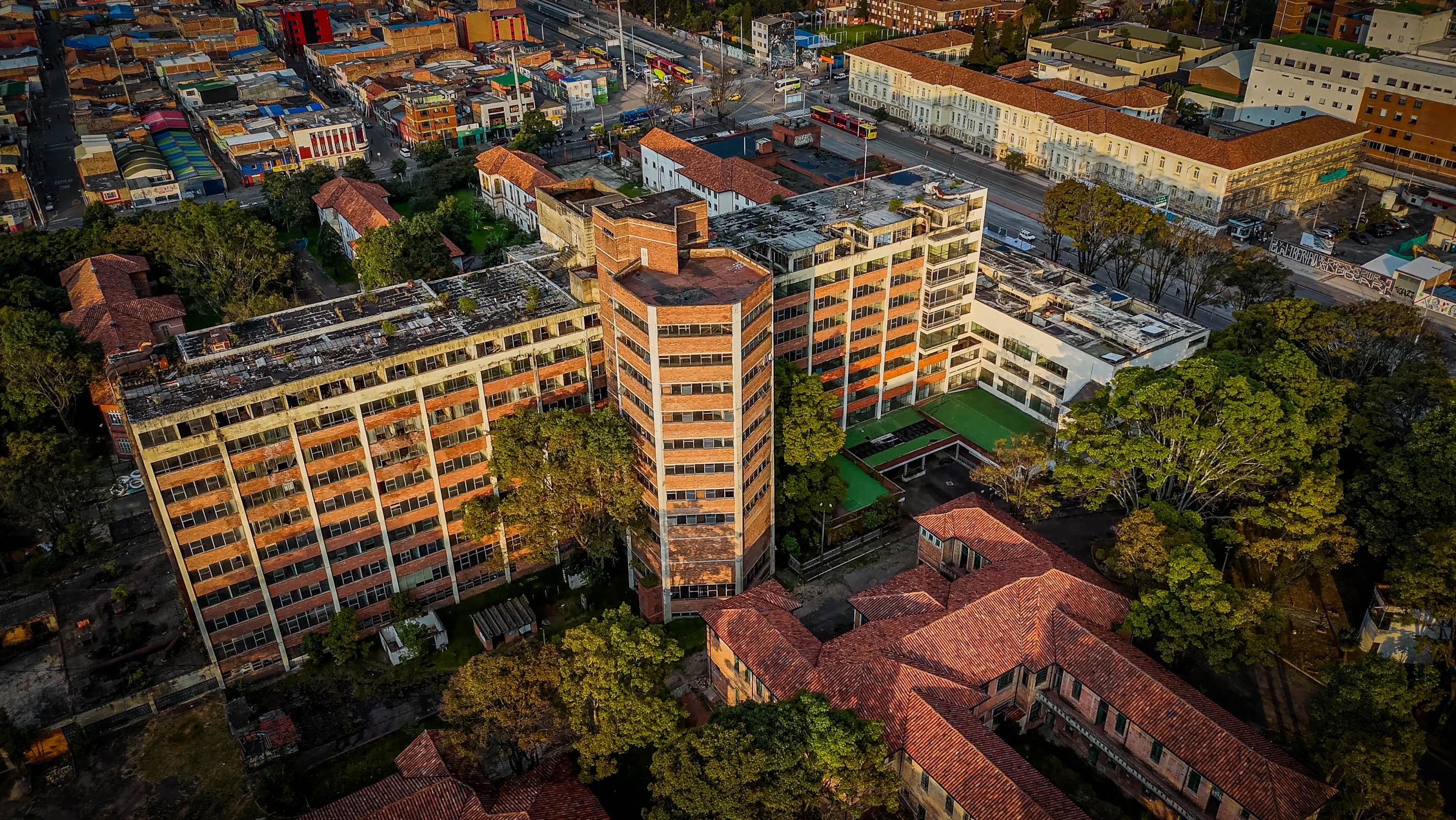 El edificio central es una de las imágenes más emblemáticas del hospital.