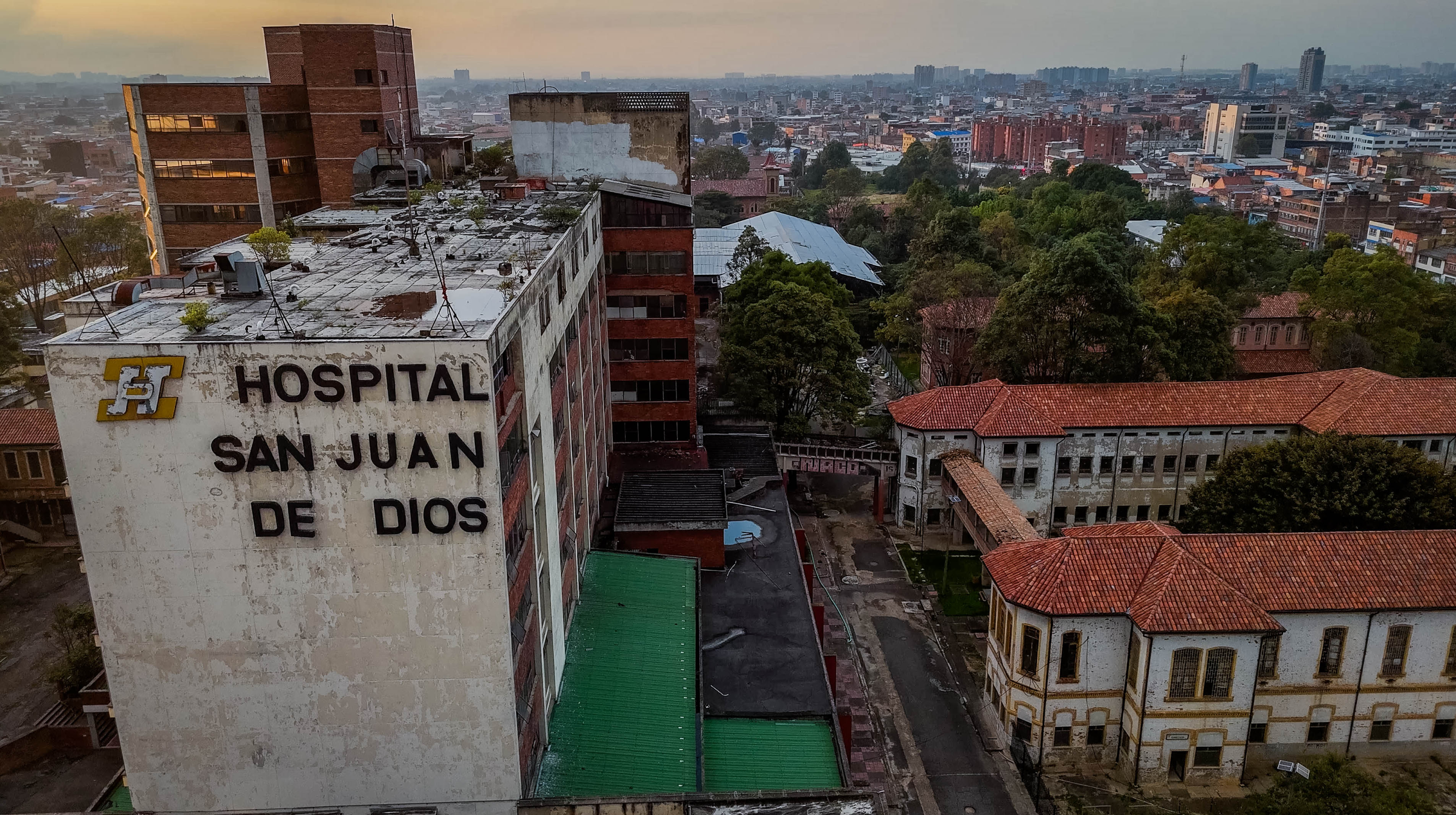 El San Juan SE Convirtió en Un Paciente de Cuido -Intensivos.