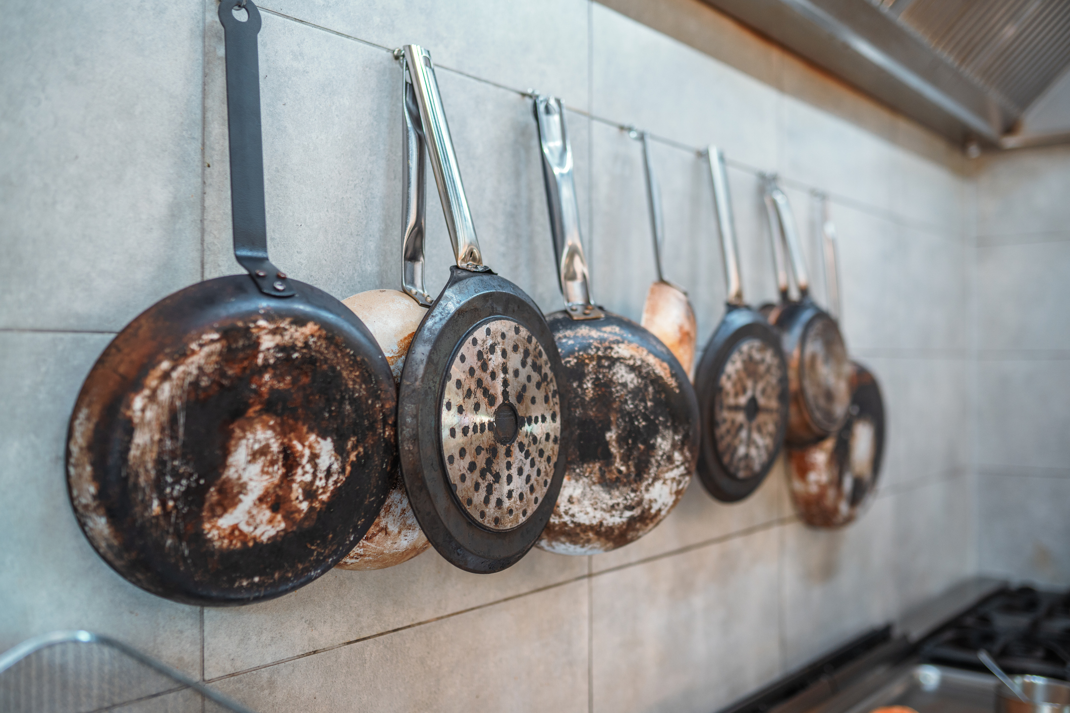 Su función más conocida es facilitar el almacenamiento colgando la sartén.