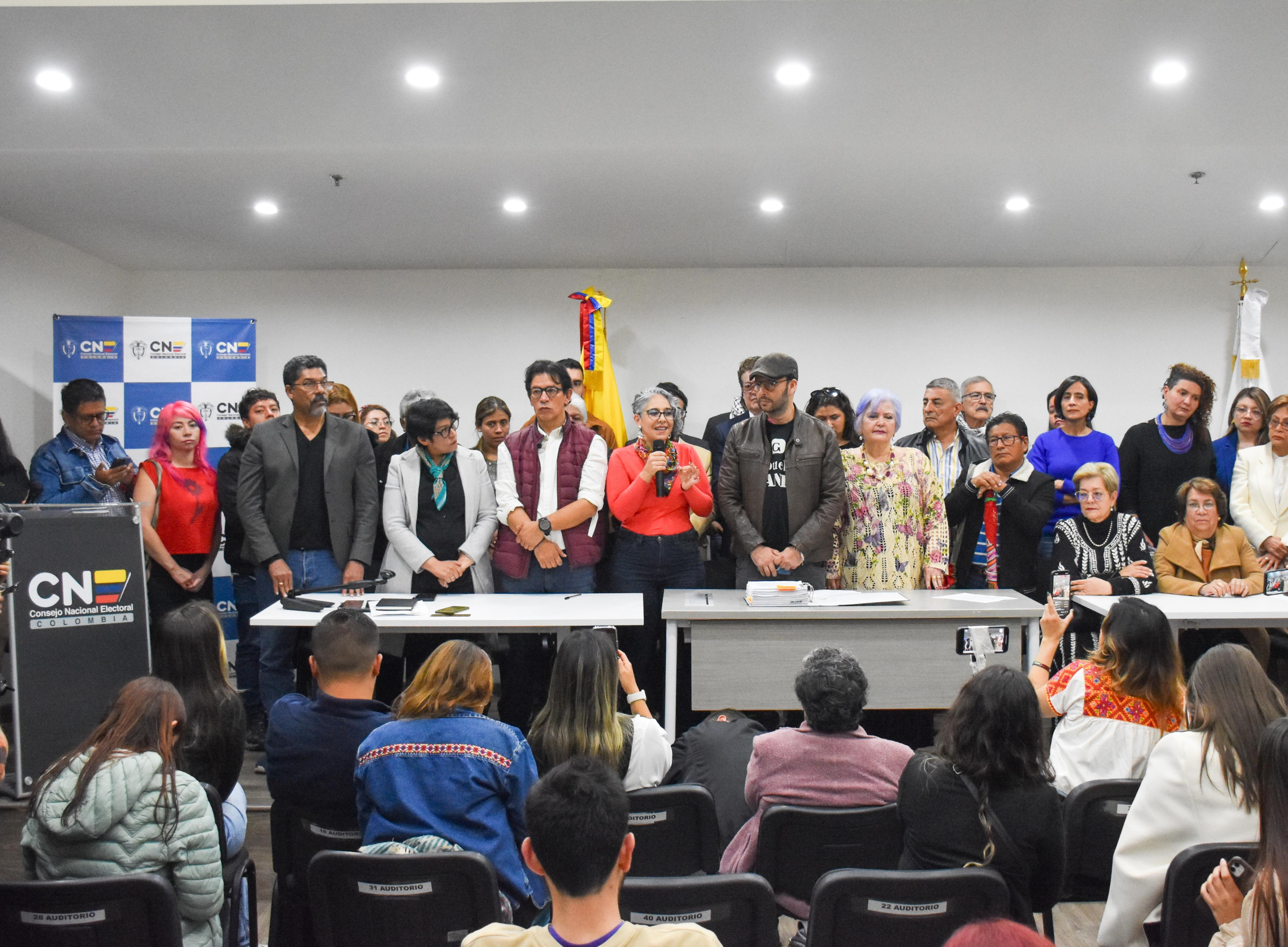 Miembros del Pacto Histórico durante la radicación de la petición de fusión en el CNE.