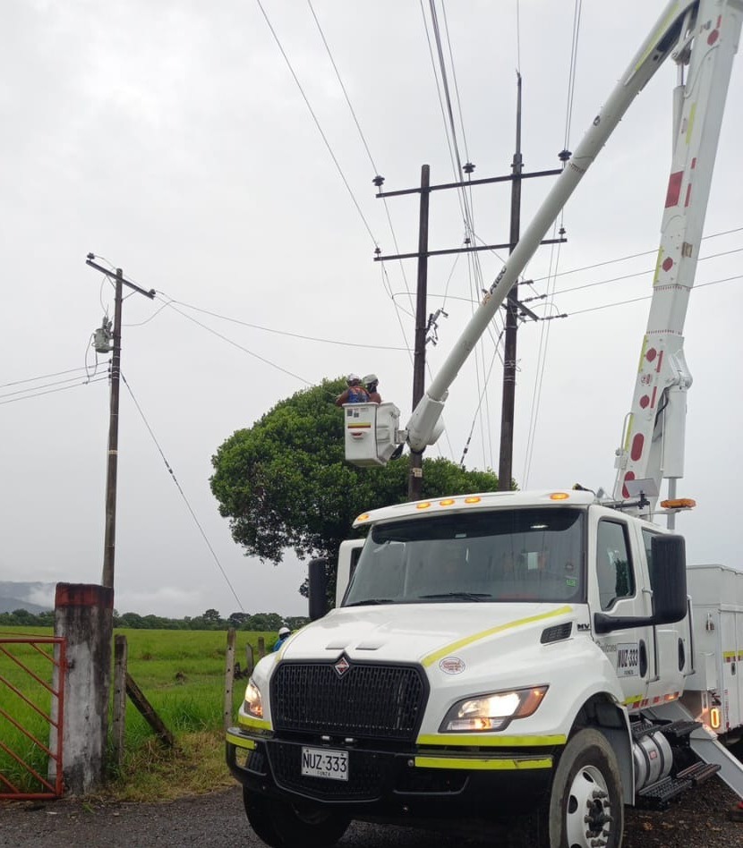 Trabajos de Enel Colombia para restablecer el servicio de energía en Medina y Paratebueno.