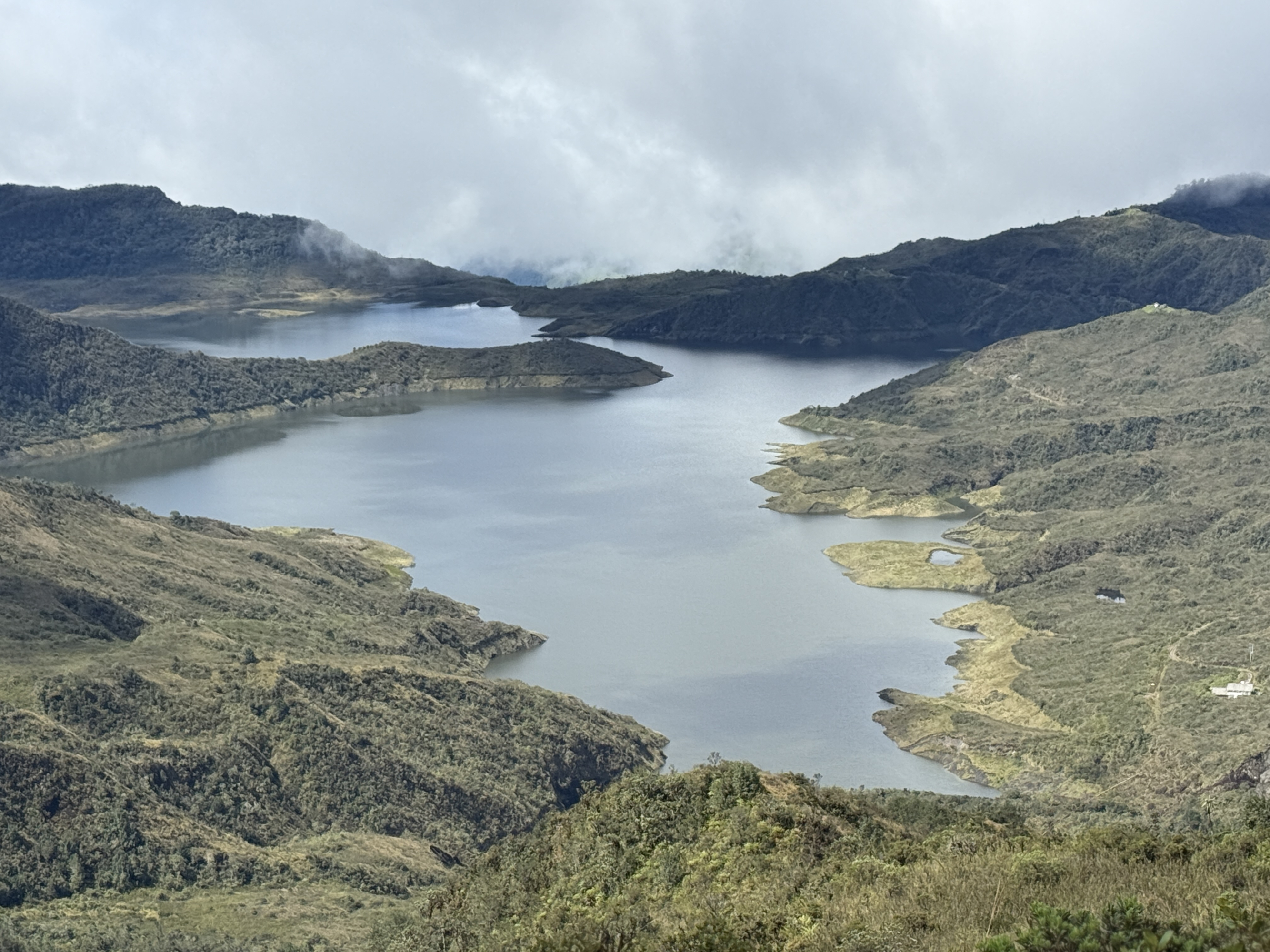 Vista aérea del sistema Chingaza, donde las lluvias recientes y el ahorro ciudadano han permitido una recuperación sostenida.