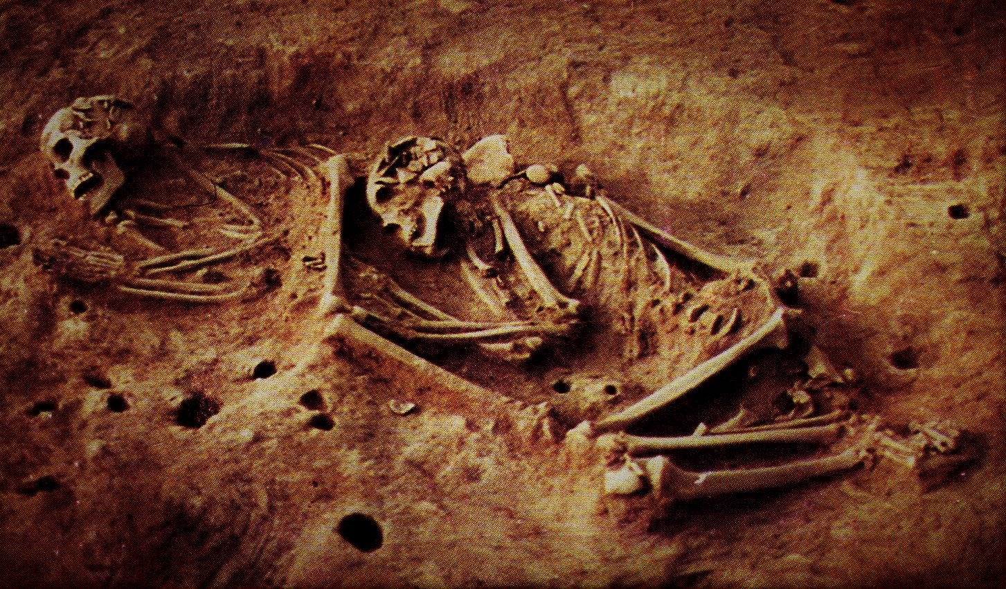 Dos de los individuos hallados en el sitio arqueológico Checua, en Nemocón.