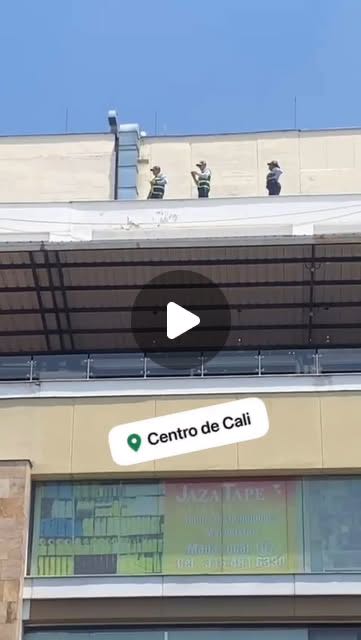 Agentes de Tránsito en el Techo de Un edificio.