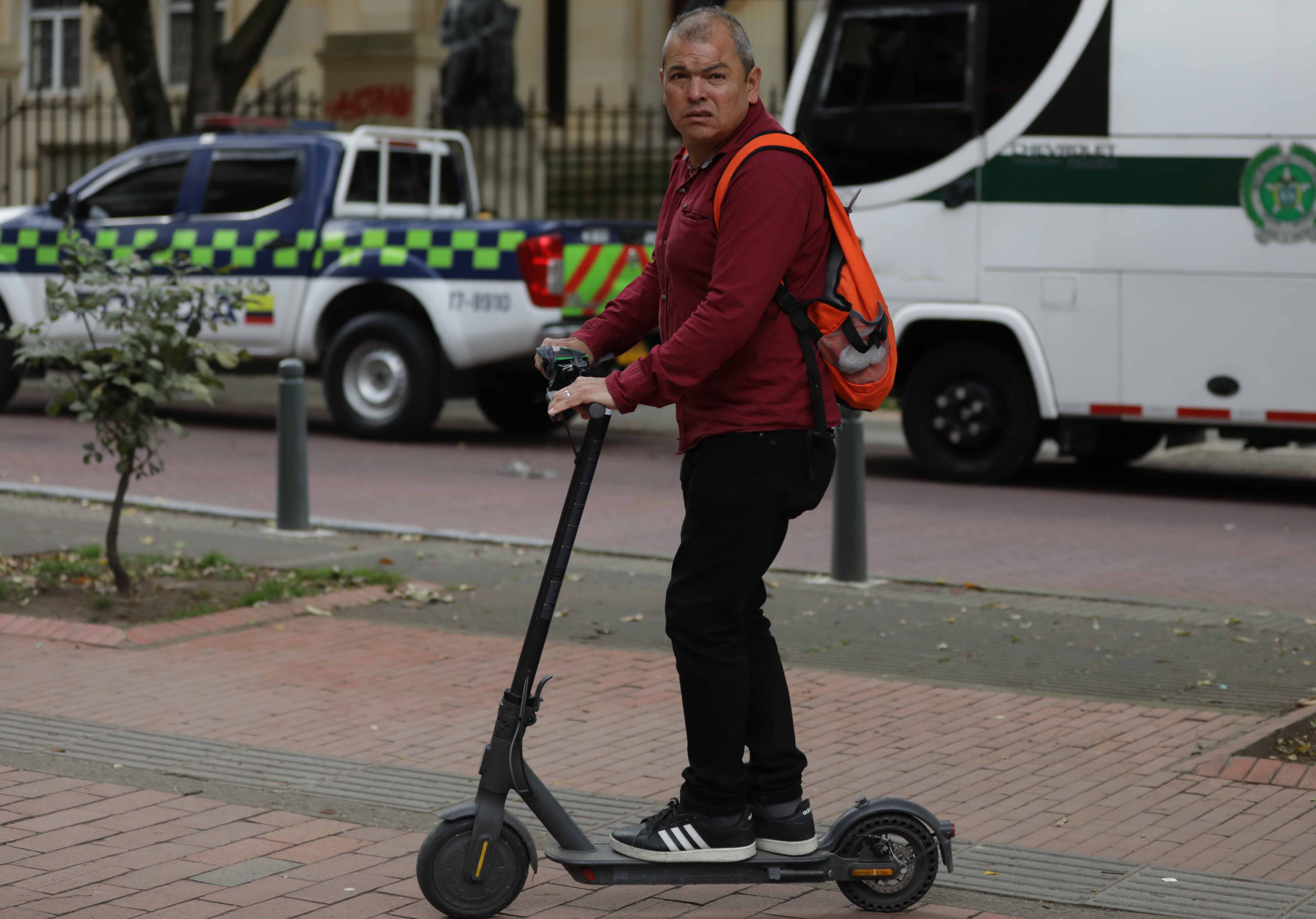 Imágenes ilustrativas de scooters o patinetas eléctricas que circulan por Bogotá.
