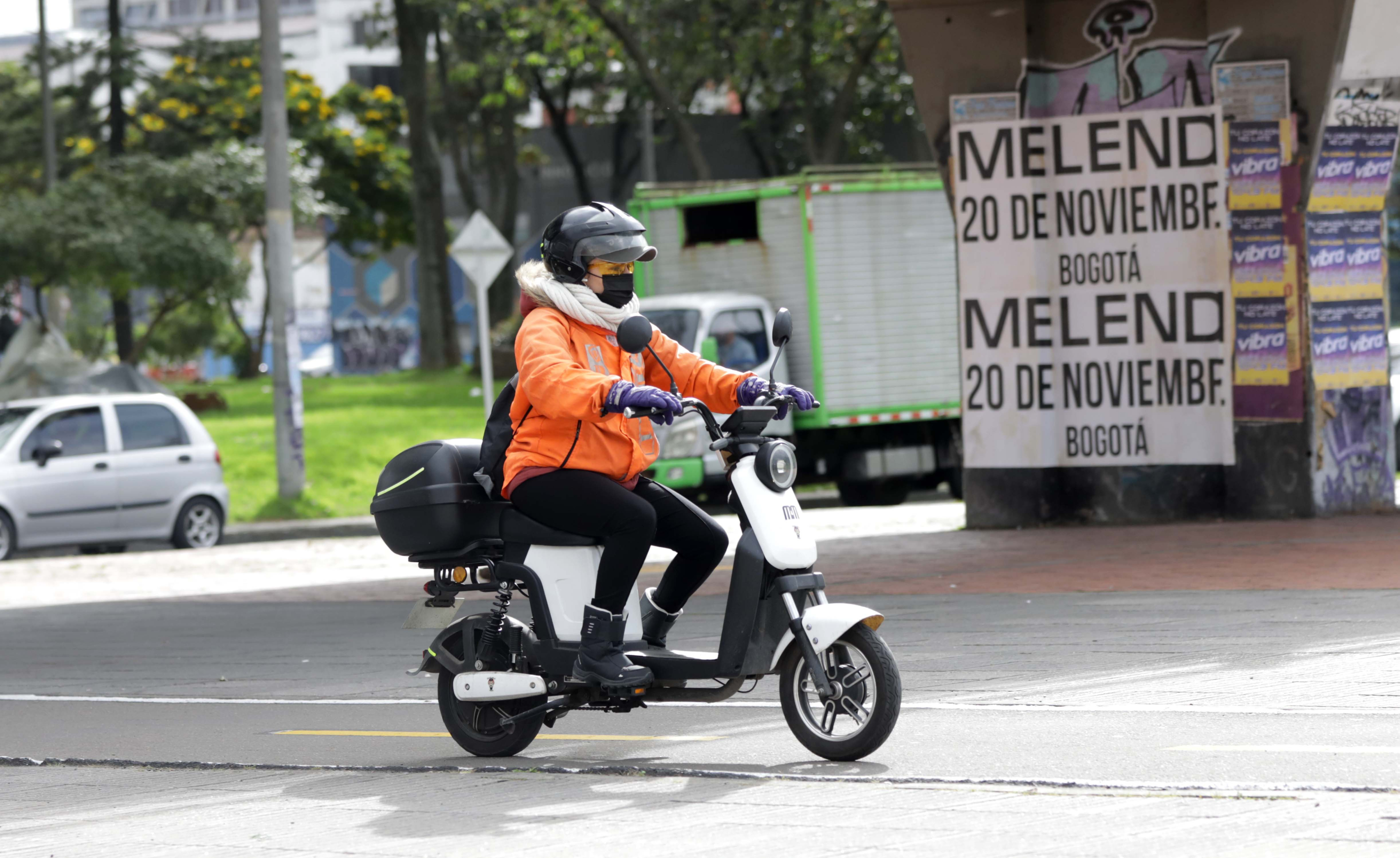 Imágenes ilustrativas de scooters o patinetas eléctricas que circulan por Bogotá.